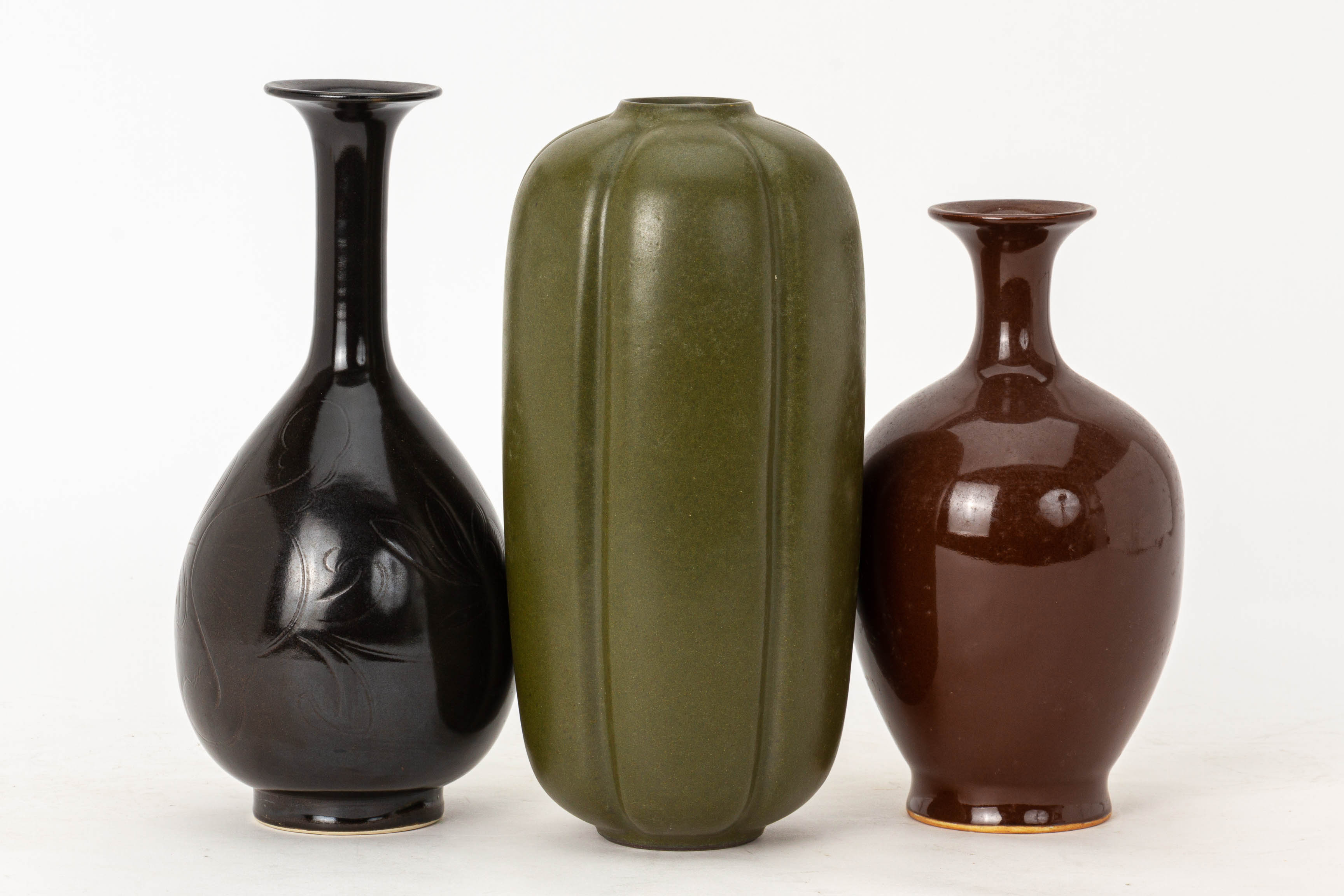 A GROUP OF SIX ASSORTED CHINESE CERAMIC VASES - Image 3 of 3