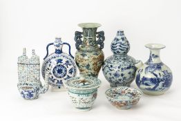 A GROUP OF SEVEN UNDERGLAZE BLUE AND RED CERAMICS