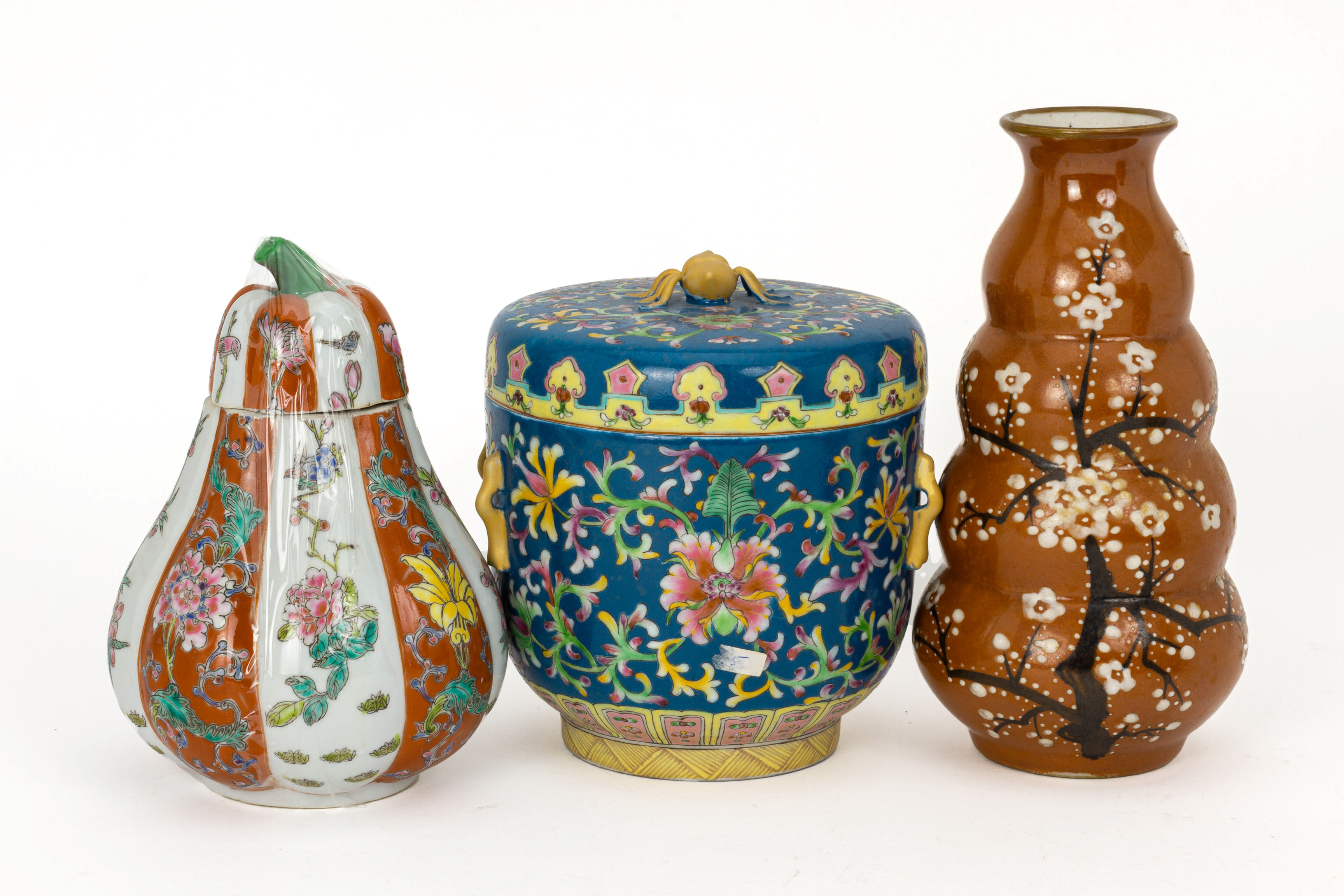 A GROUP OF SEVEN POLYCHROME DECORATED CERAMIC ITEMS - Image 2 of 3