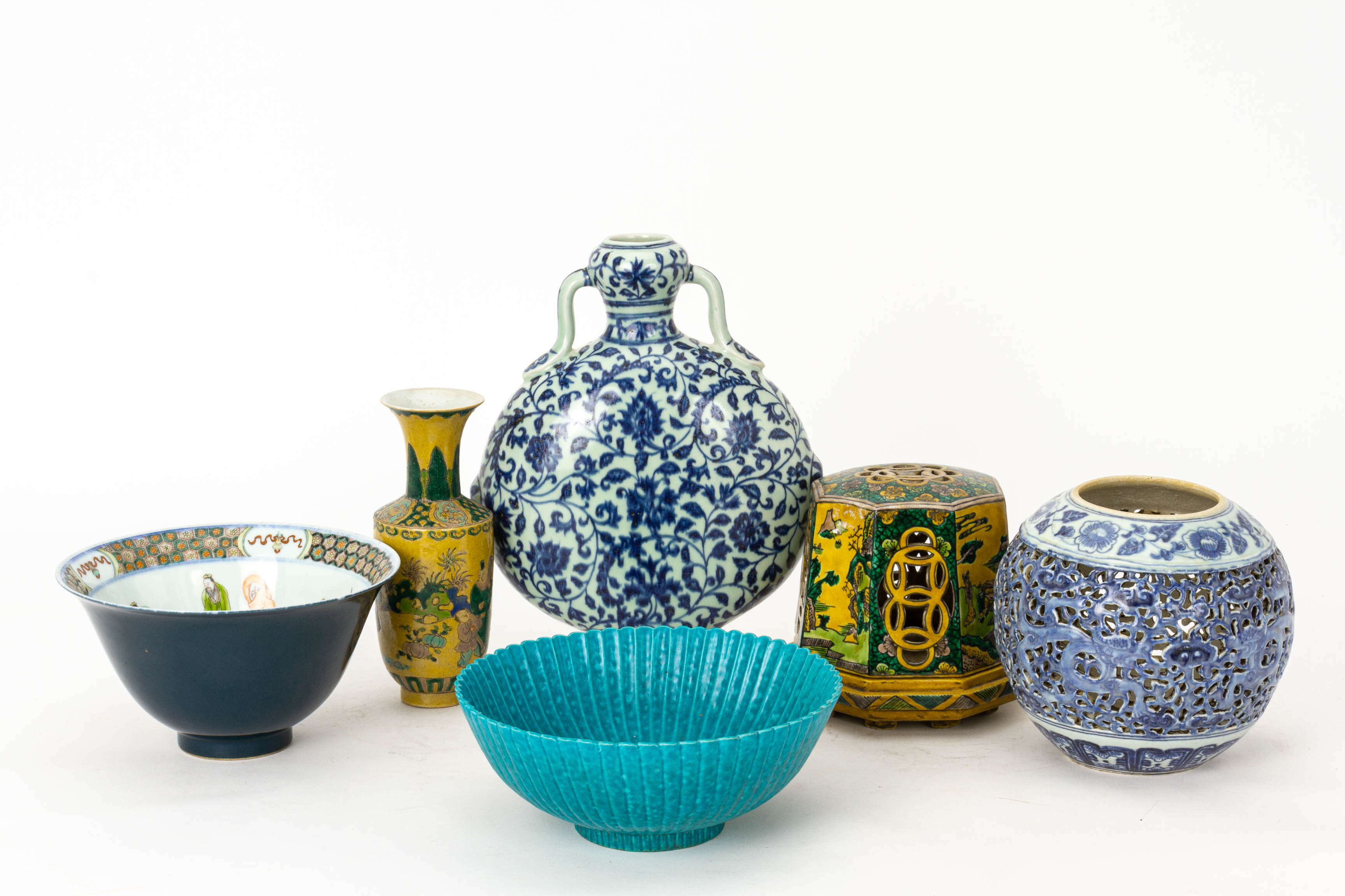 A GROUP OF SIX ASSORTED CHINESE CERAMICS