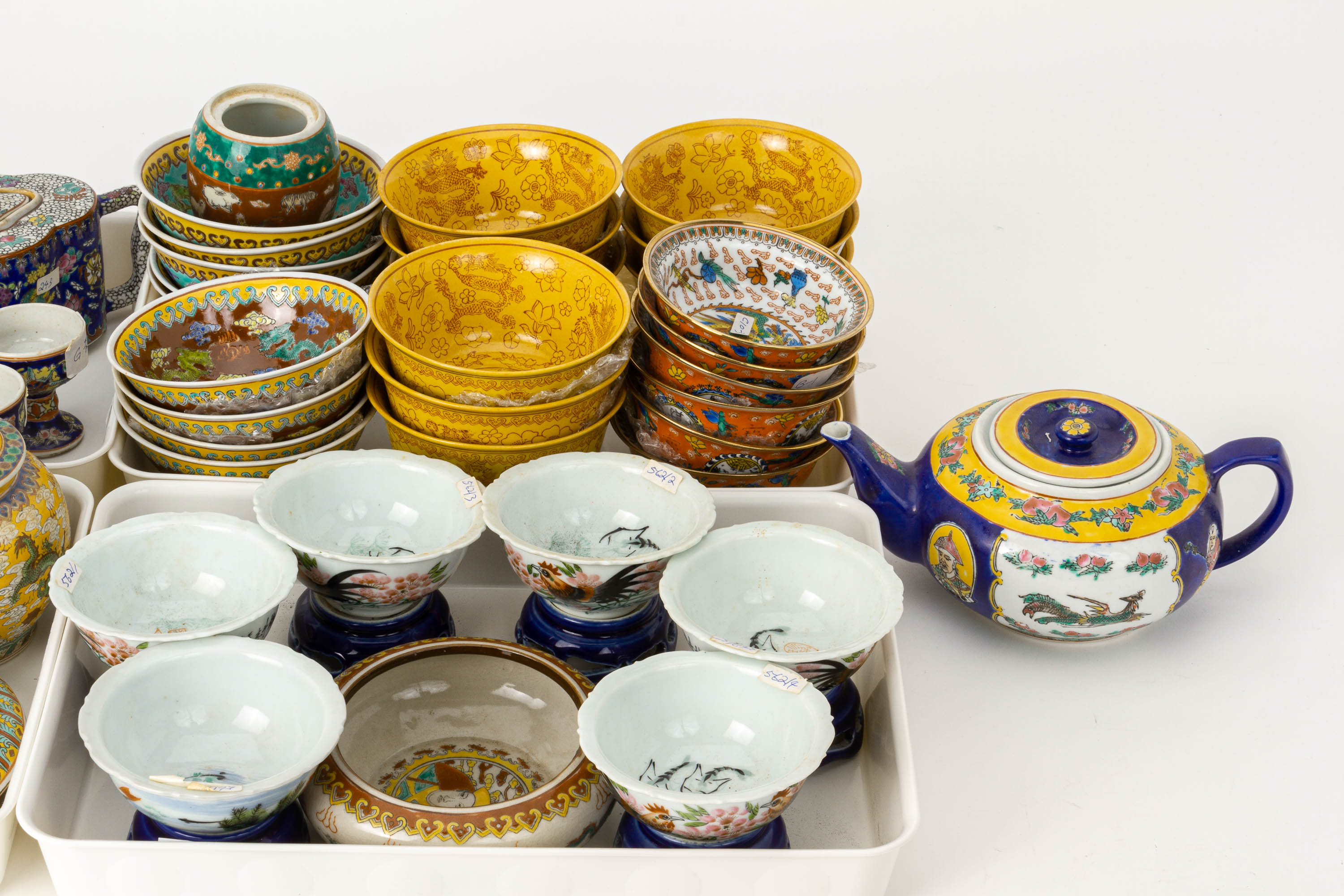 A LARGE GROUP OF CHINESE POLYCHROME ENAMELLED ITEMS - Image 3 of 3