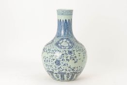 A LARGE BLUE AND WHITE PORCELAIN BOTTLE VASE