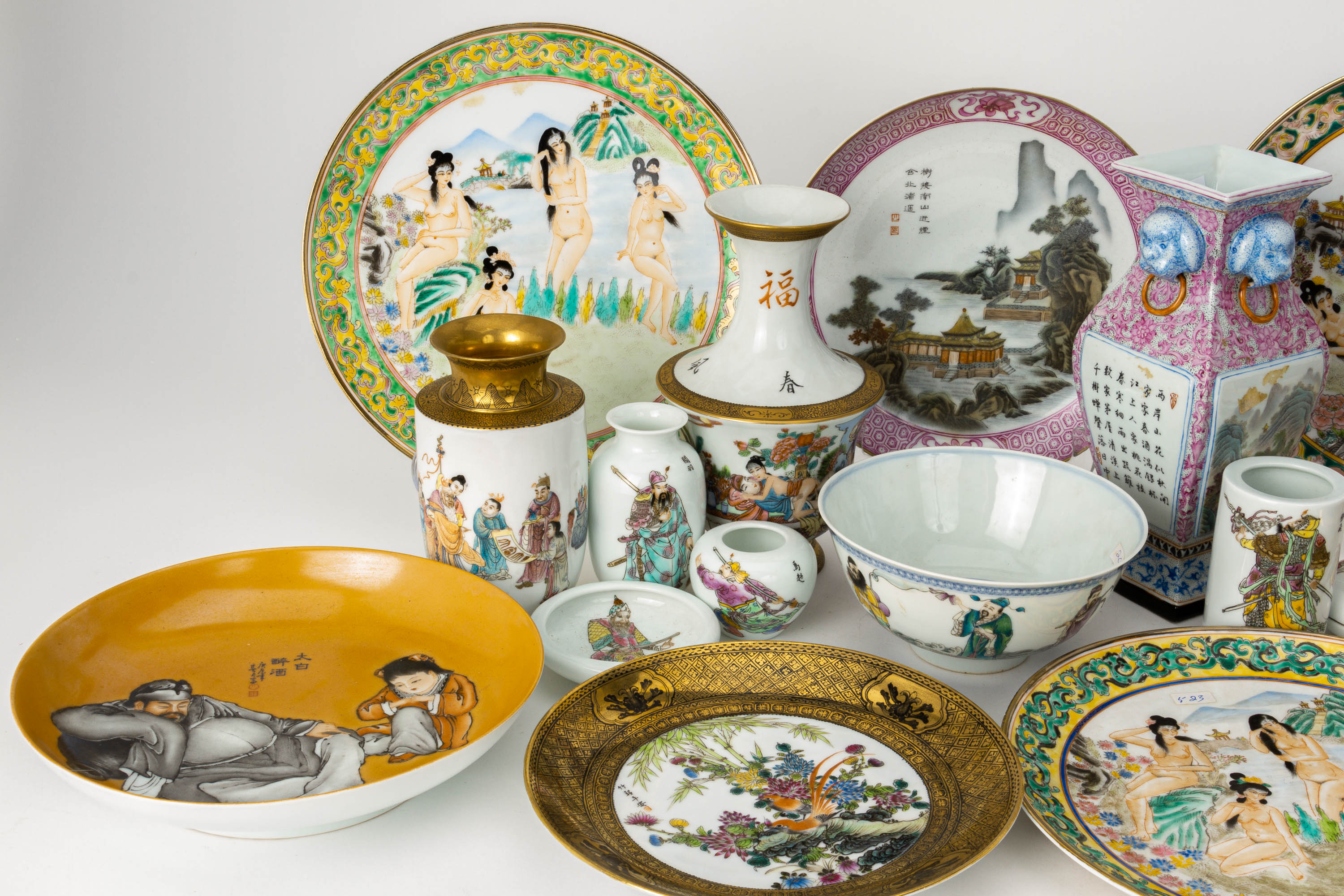 A LARGE GROUP OF ASSORTED FAMILLE ROSE PORCELAIN ITEMS - Image 2 of 3