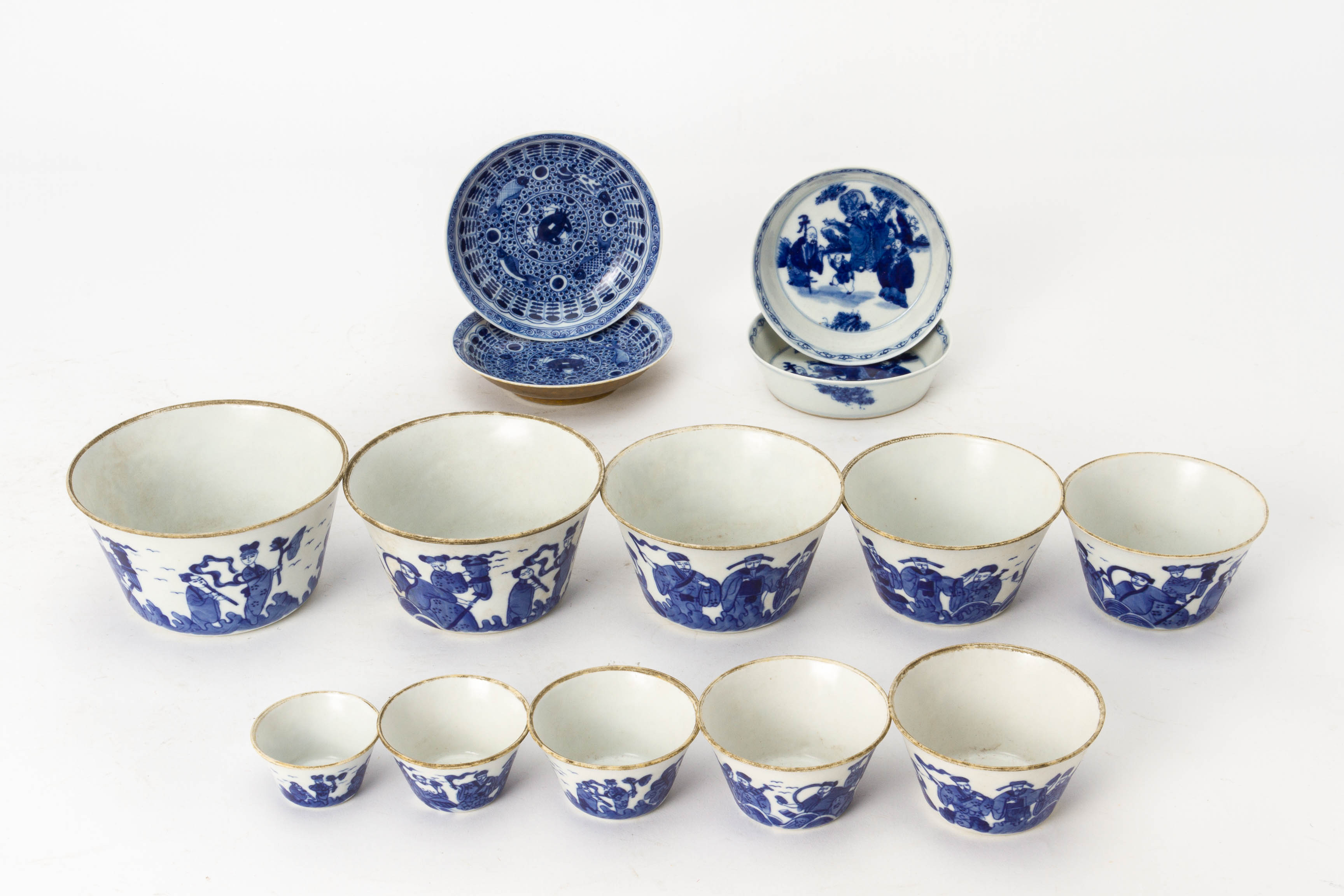 A GROUP OF SMALL BLUE AND WHITE PORCELAIN BOWLS