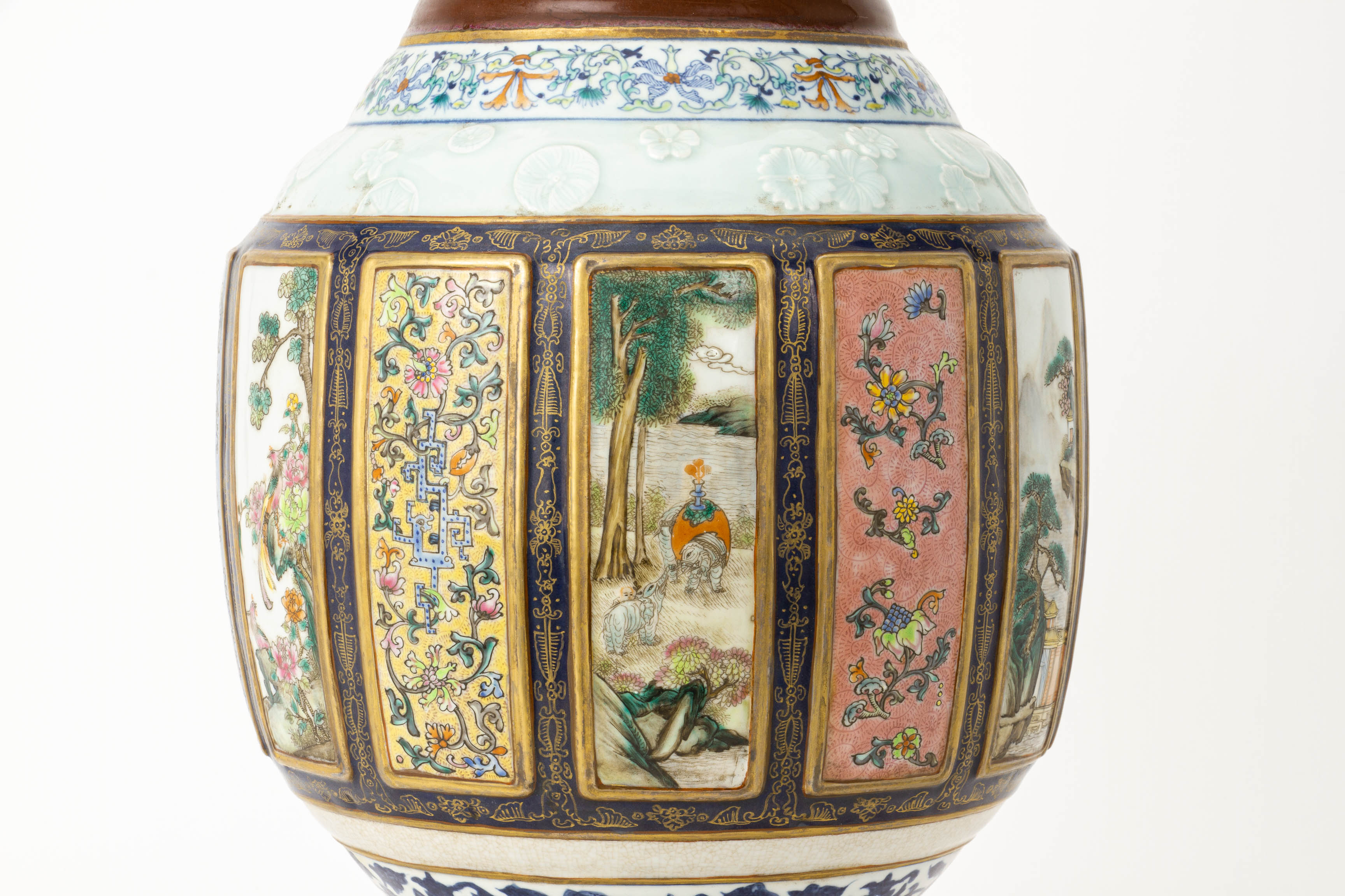 A LARGE FAMILLE ROSE TWIN HANDLED PORCELAIN VASE - Image 2 of 3