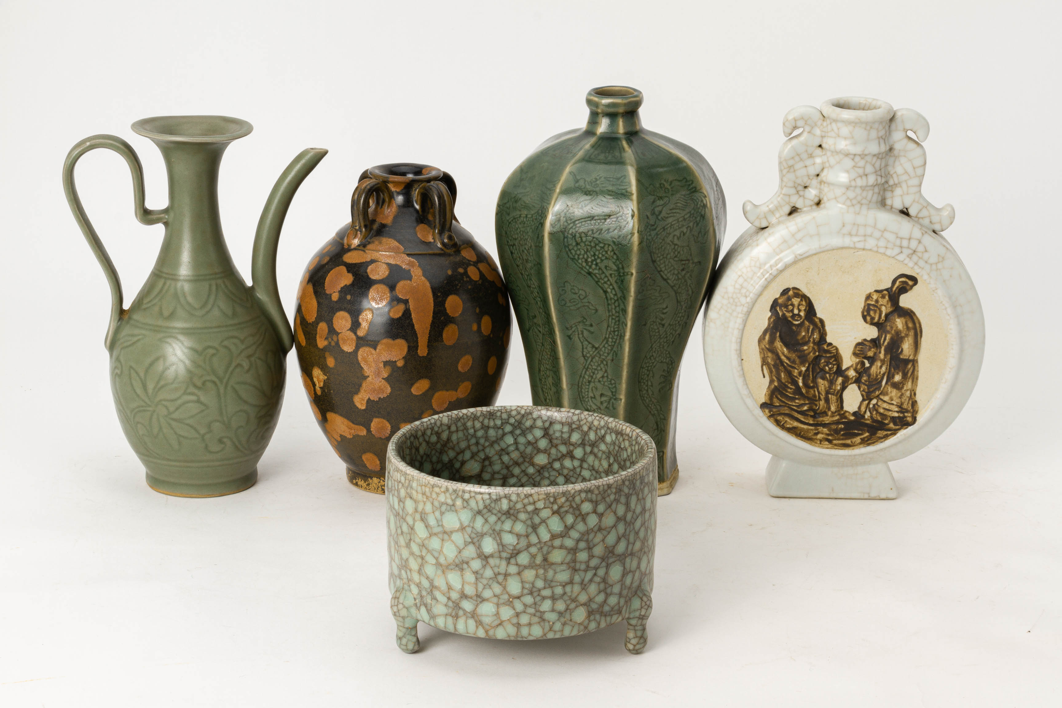 A GROUP OF FIVE CHINESE CERAMIC ITEMS