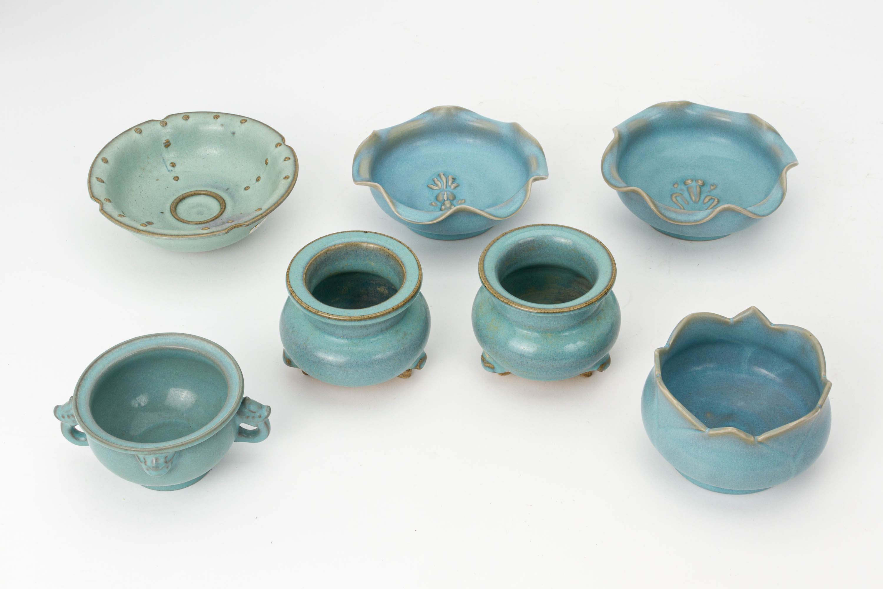 A GROUP OF SIXTEEN VARIOUS JUN STYLE AND BLUE GLAZED ITEMS - Image 3 of 3