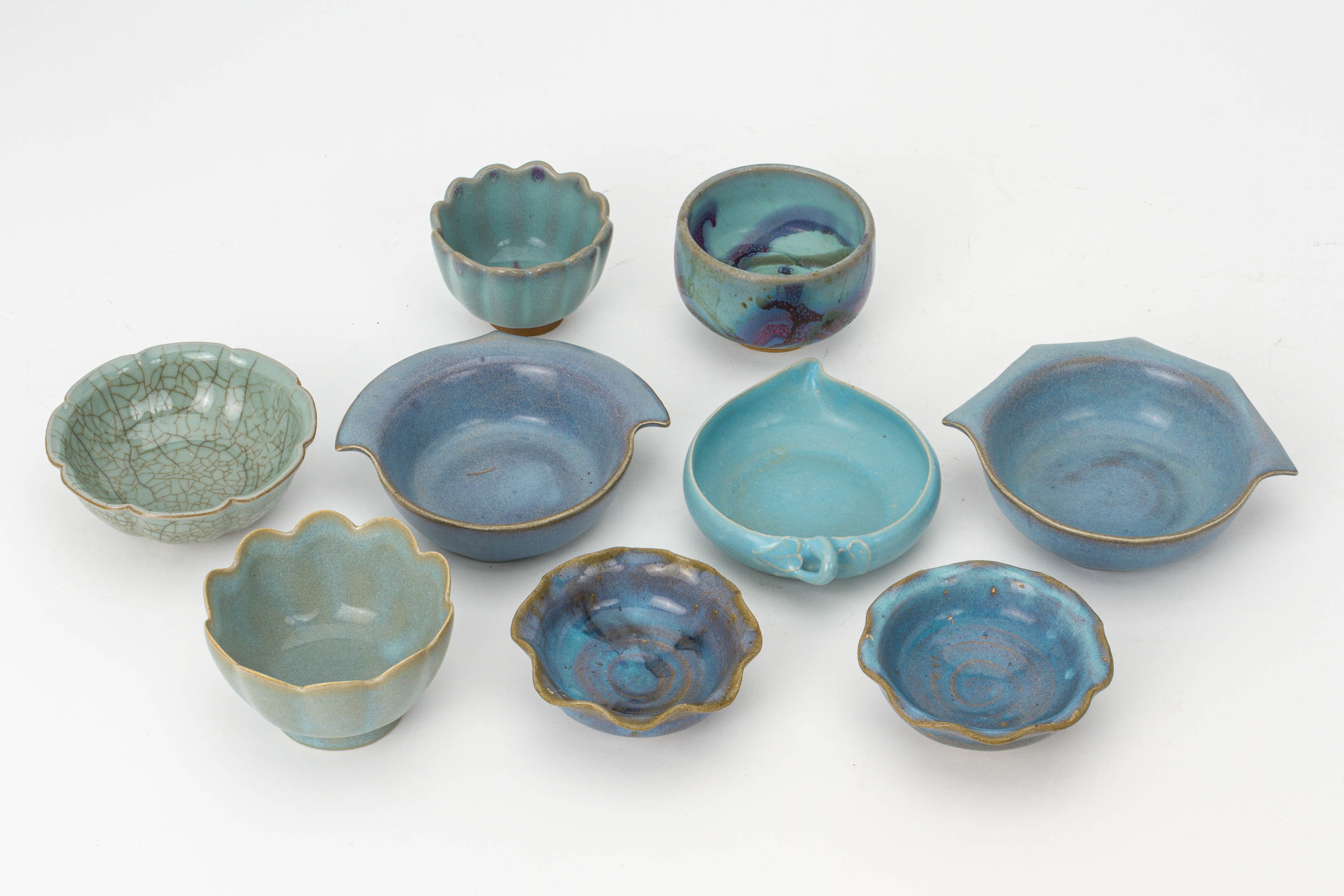 A GROUP OF SIXTEEN VARIOUS JUN STYLE AND BLUE GLAZED ITEMS - Image 2 of 3