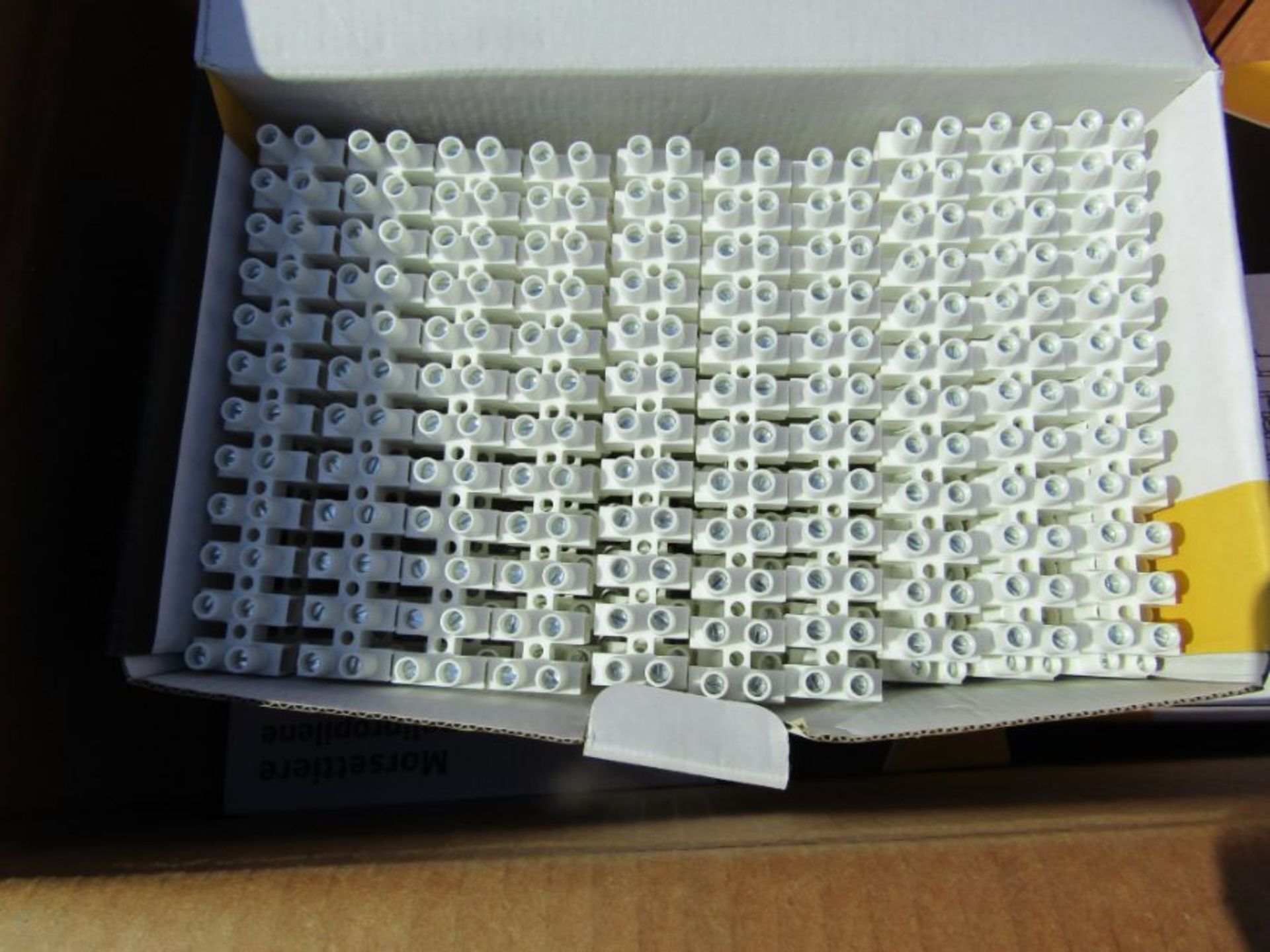 10 Boxes of 50 x 12 Way Terminal Blocks 6 mm² Through Hole- White PP -H7 3004649895