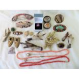 Quantity of Antique&Vintage White/Yellow Metal Costume Jewellery.