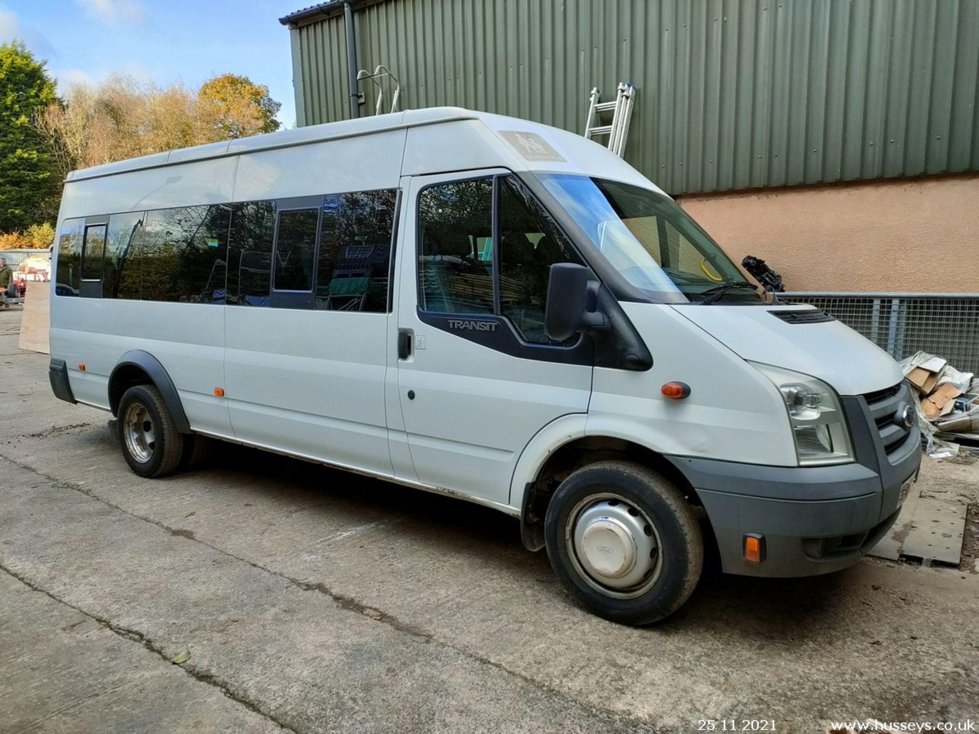 10/60 FORD TRANSIT 115 T430 17S RWD - 2402cc 5dr Minibus (White, 117k) - Image 9 of 19