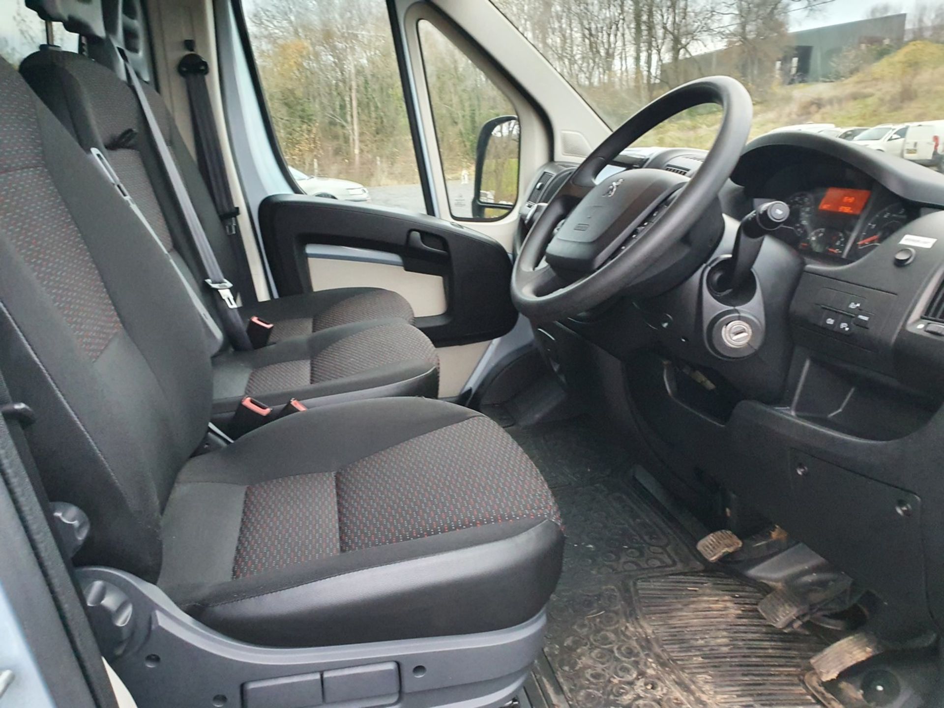 15/64 PEUGEOT BOXER 333 L1H1 HDI - 2198cc 5dr Minibus (Blue, 9k) - Image 32 of 36