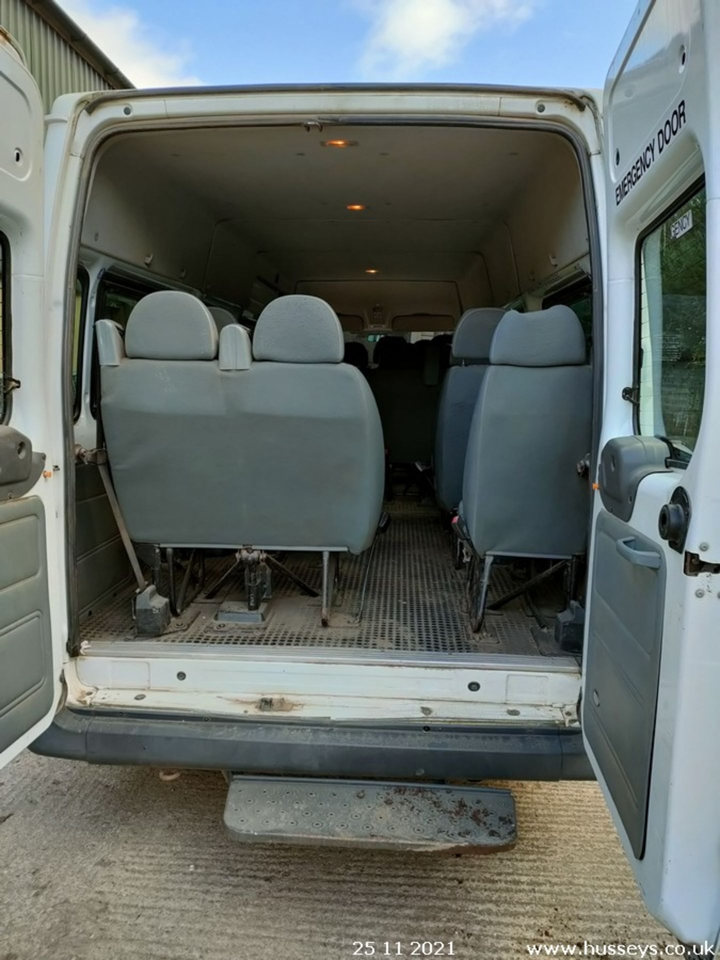 10/60 FORD TRANSIT 115 T430 17S RWD - 2402cc 5dr Minibus (White, 117k) - Image 17 of 19