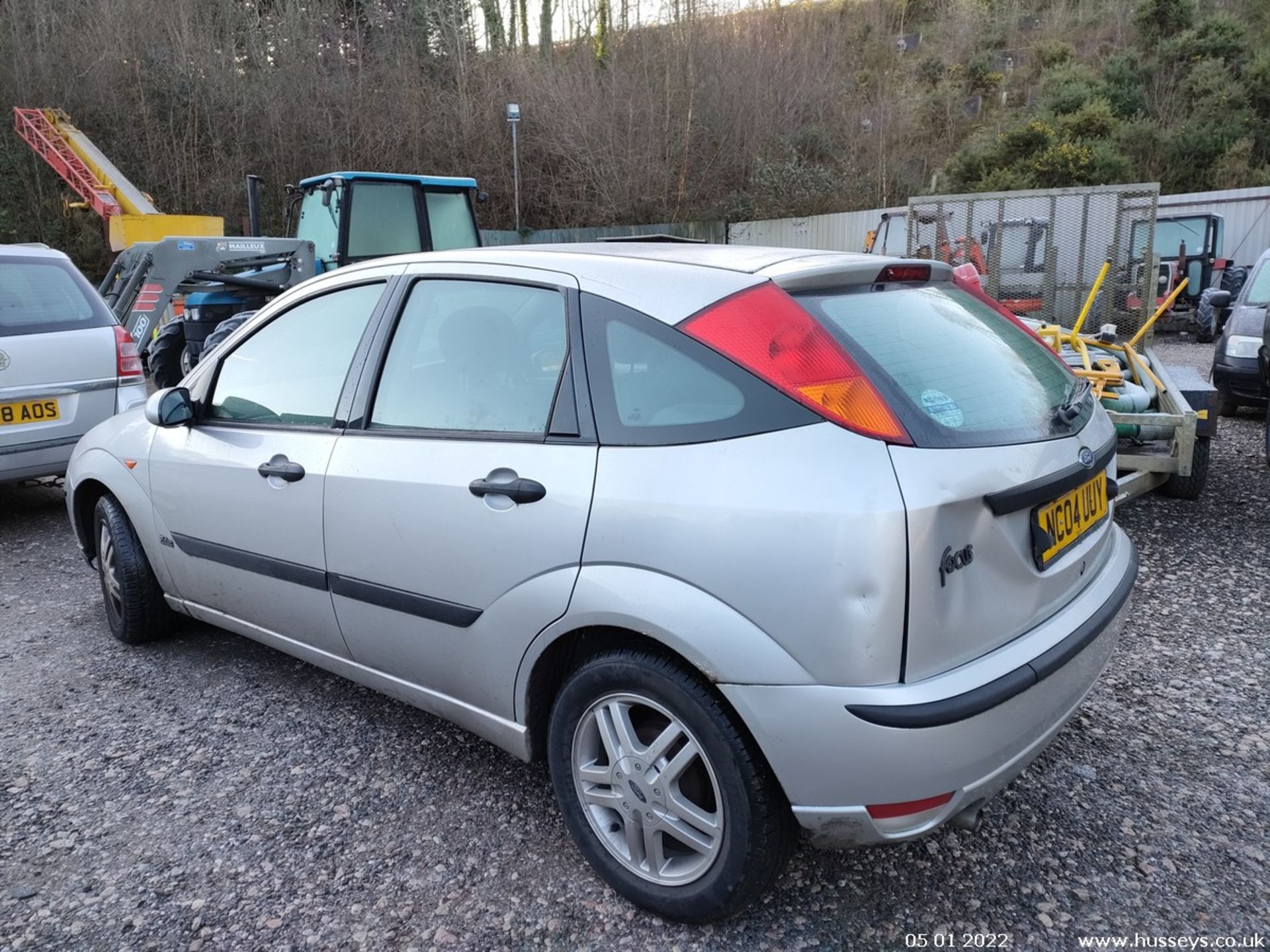 04/04 FORD FOCUS ZETEC AUTO - 1596cc 5dr Hatchback (Silver, 86k) - Image 10 of 39