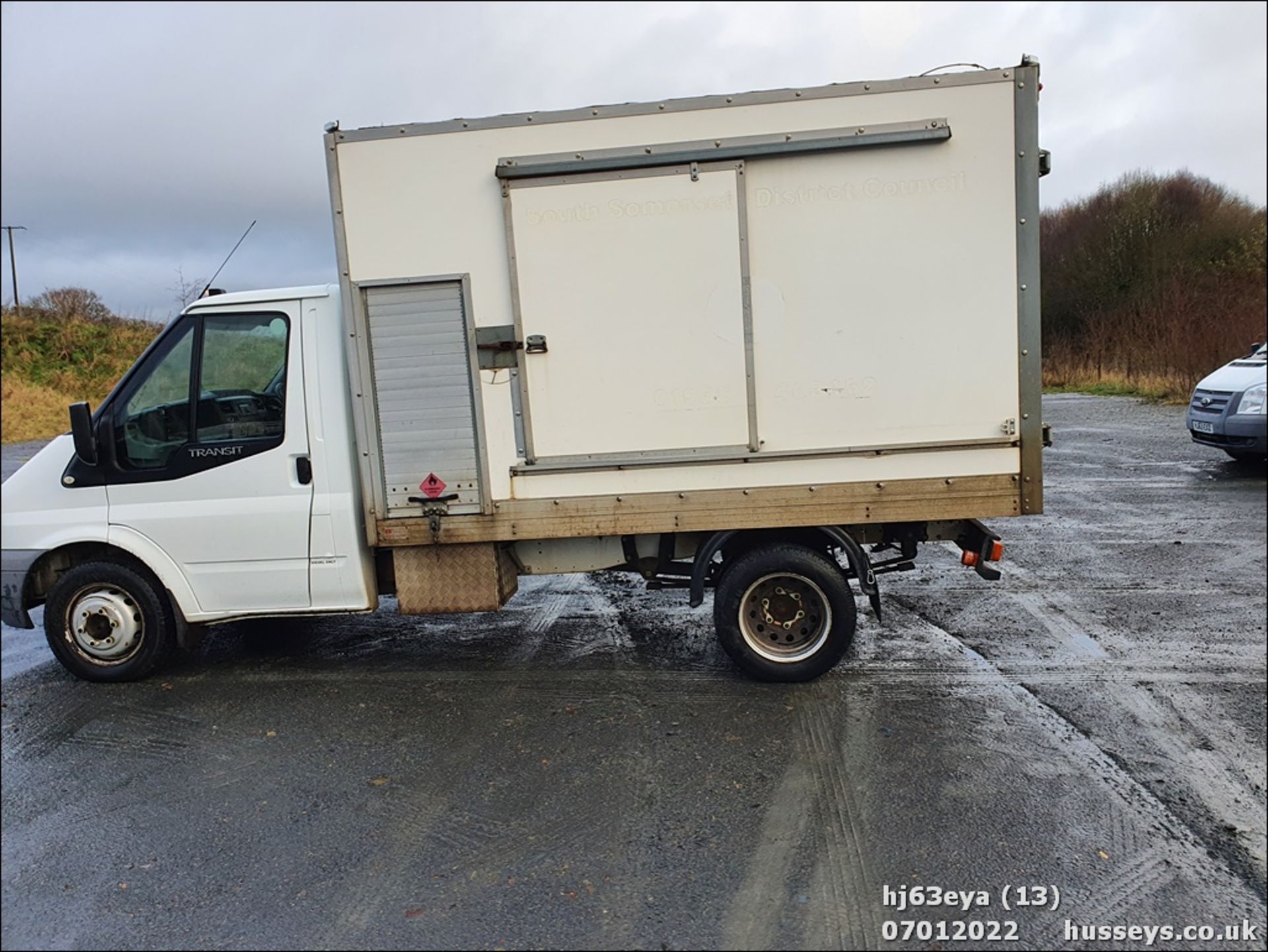 13/63 FORD TRANSIT 100 T350 RWD - 2198cc 3dr Tipper (White, 65k) - Image 13 of 32