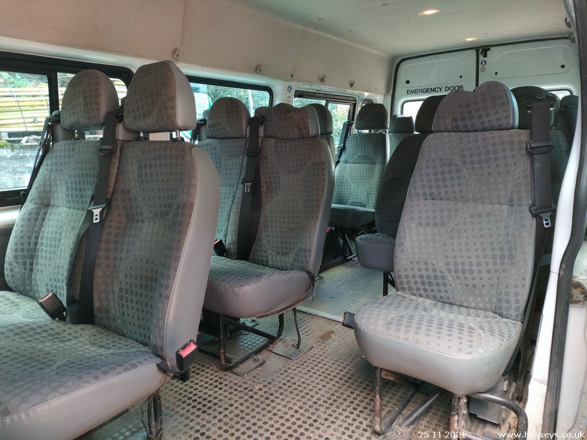 10/60 FORD TRANSIT 115 T430 17S RWD - 2402cc 5dr Minibus (White, 117k) - Image 14 of 19