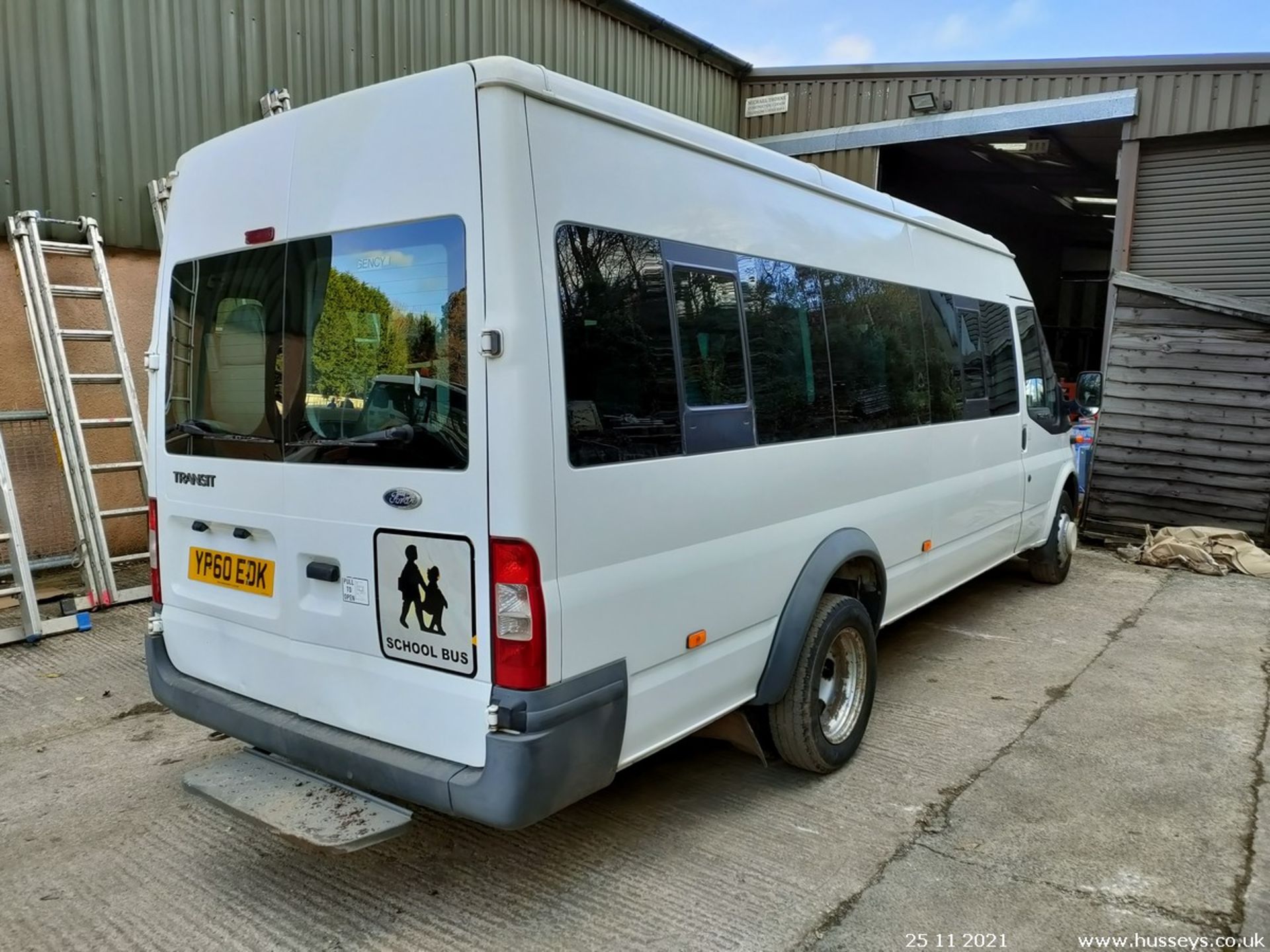 10/60 FORD TRANSIT 115 T430 17S RWD - 2402cc 5dr Minibus (White, 117k) - Image 7 of 19