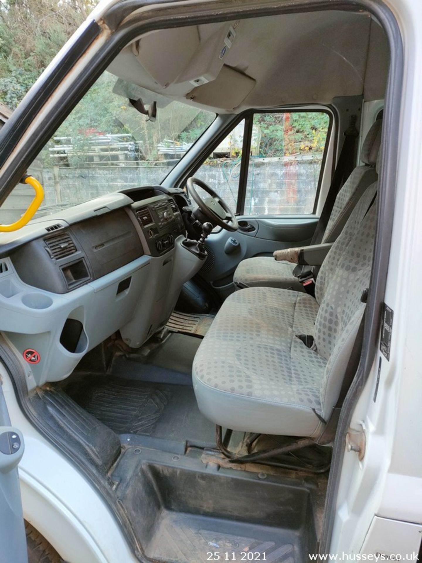 10/60 FORD TRANSIT 115 T430 17S RWD - 2402cc 5dr Minibus (White, 117k) - Image 19 of 19