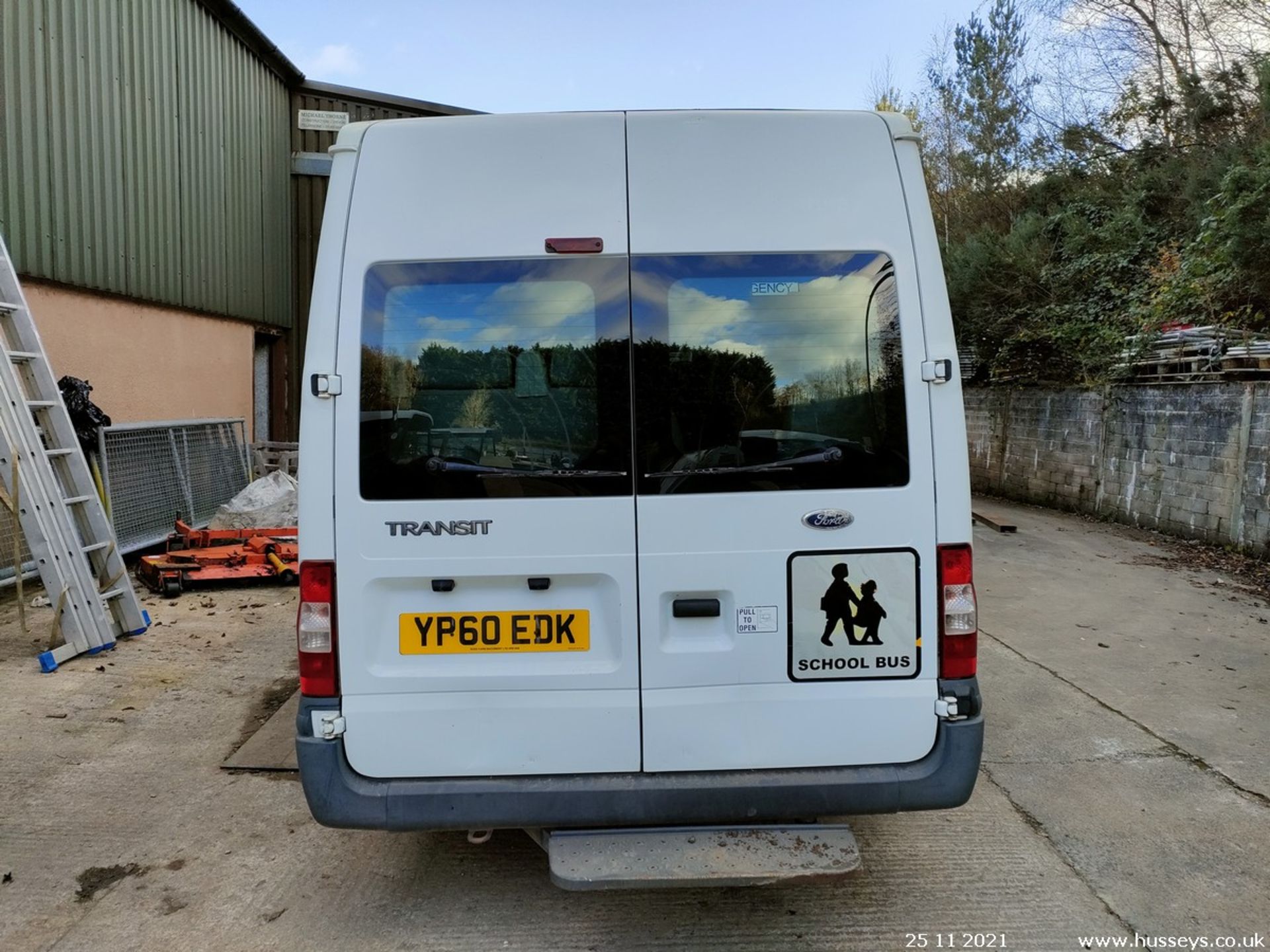 10/60 FORD TRANSIT 115 T430 17S RWD - 2402cc 5dr Minibus (White, 117k) - Image 6 of 19