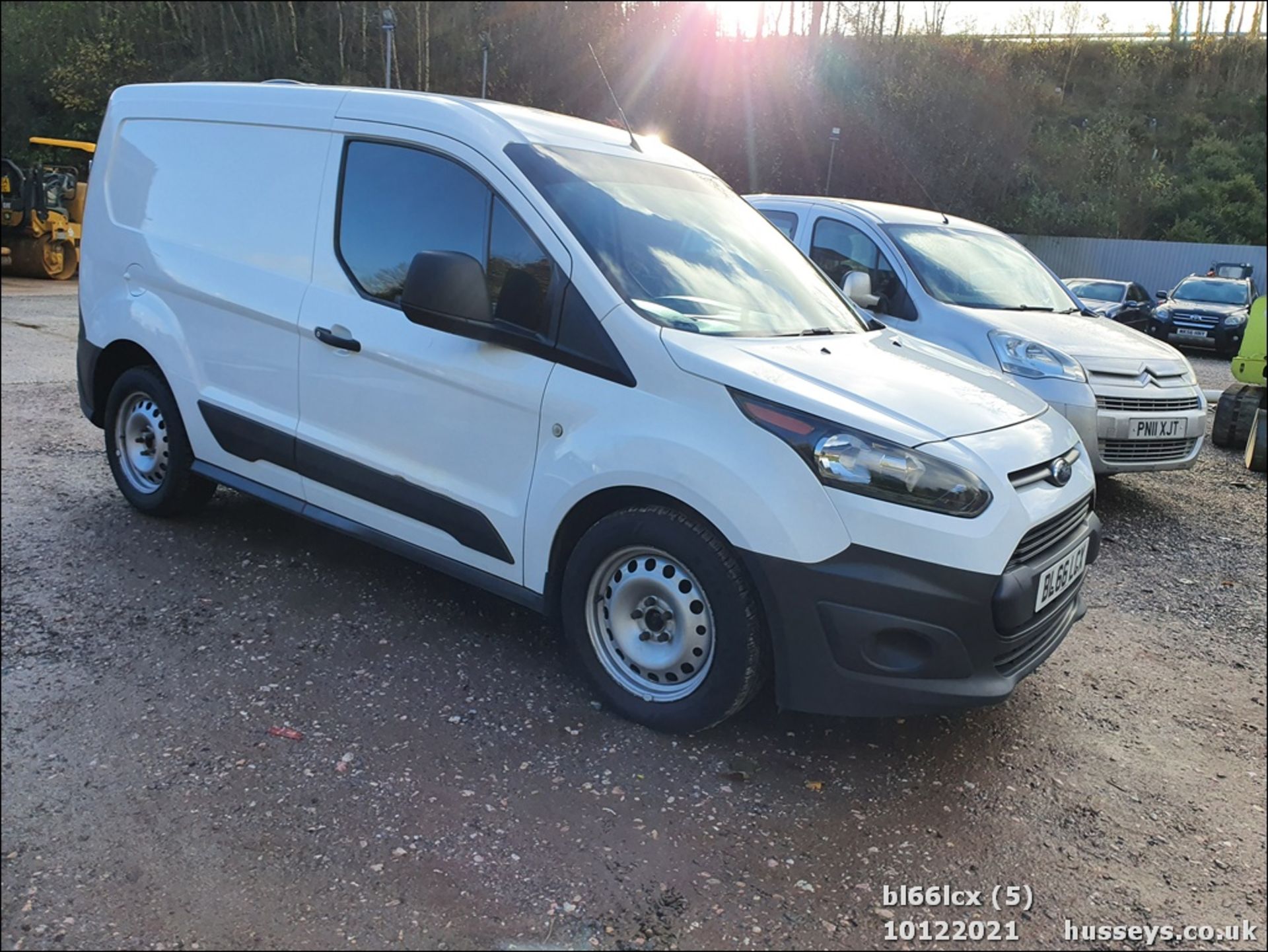 17/66 FORD TRANSIT CONNECT 200 TRND - 998cc 5dr Van (White, 128k) - Image 5 of 24