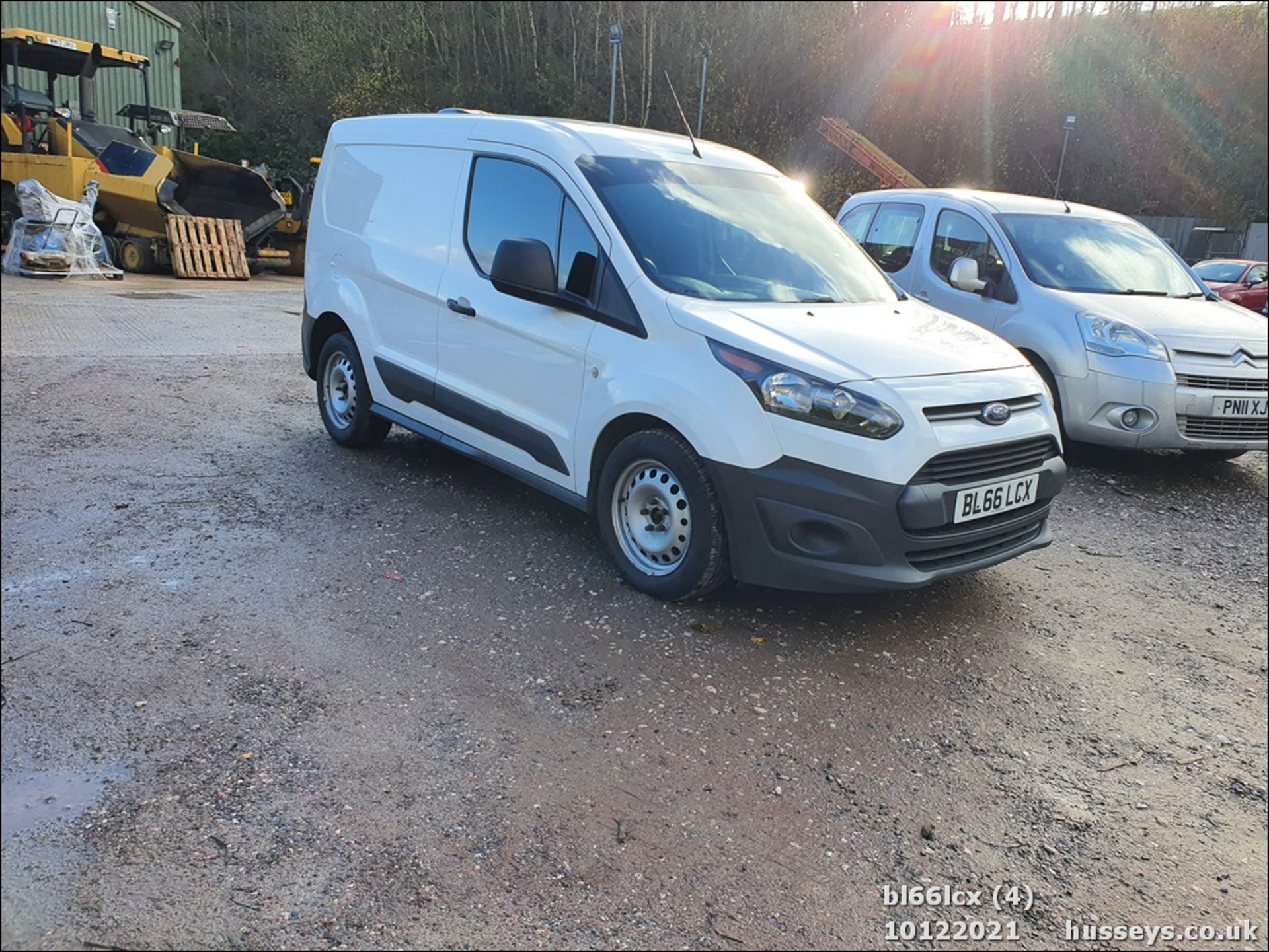 17/66 FORD TRANSIT CONNECT 200 TRND - 998cc 5dr Van (White, 128k) - Image 4 of 24