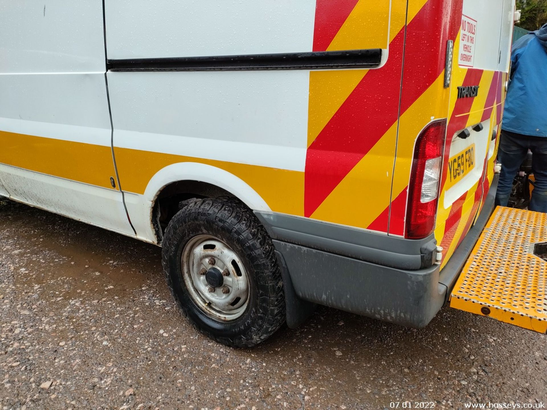 09/59 FORD TRANSIT 140 T350M RWD 4 WHEEL DRIVE - 2402cc 5dr Van (White, 116k) - Image 7 of 31