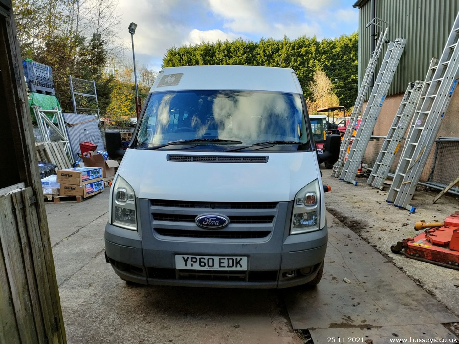 10/60 FORD TRANSIT 115 T430 17S RWD - 2402cc 5dr Minibus (White, 117k) - Image 4 of 19