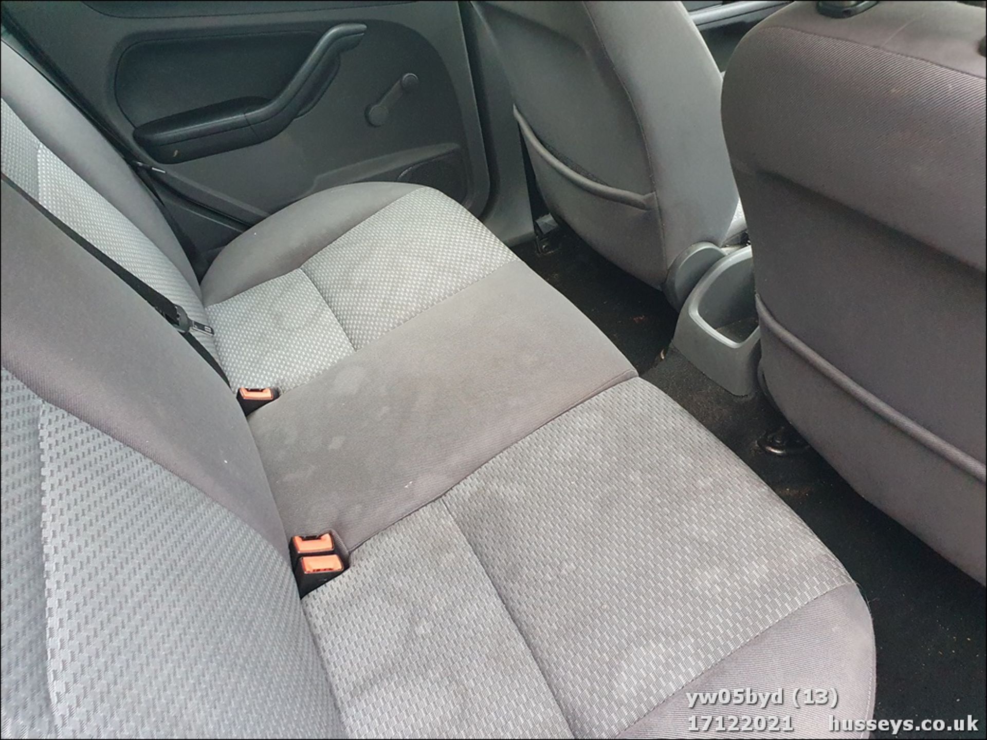 05/05 FORD FOCUS LX T - 1596cc 5dr Estate (Silver, 99k) - Image 13 of 23