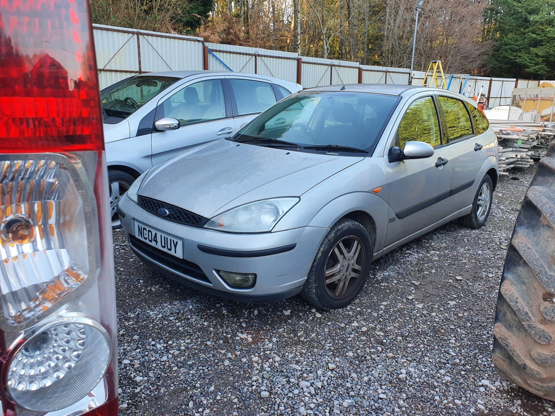 04/04 FORD FOCUS ZETEC AUTO - 1596cc 5dr Hatchback (Silver, 86k) - Image 7 of 39