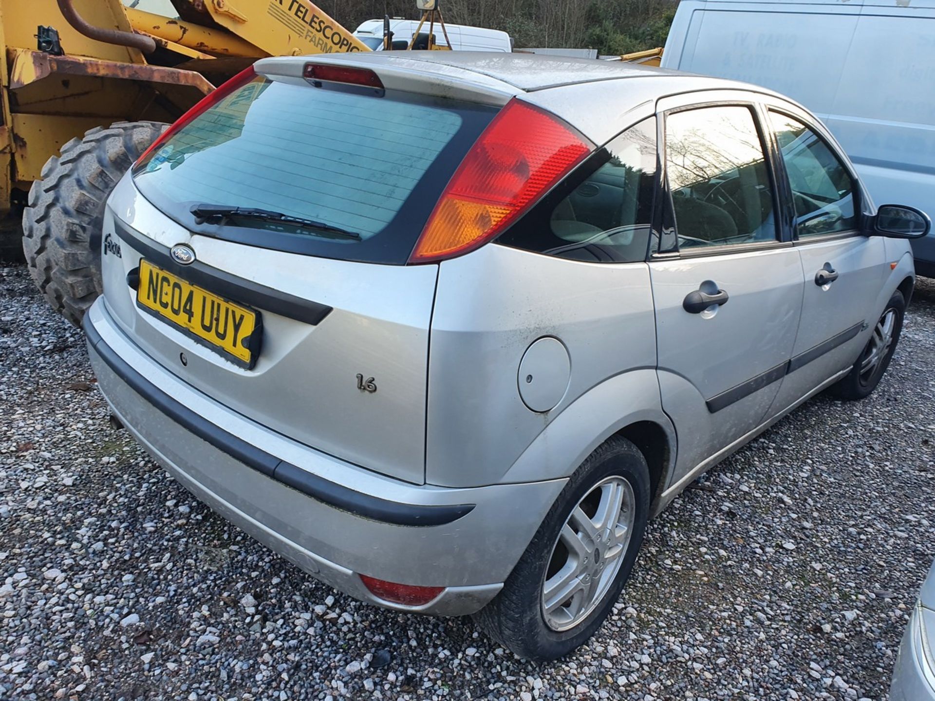 04/04 FORD FOCUS ZETEC AUTO - 1596cc 5dr Hatchback (Silver, 86k) - Image 15 of 39