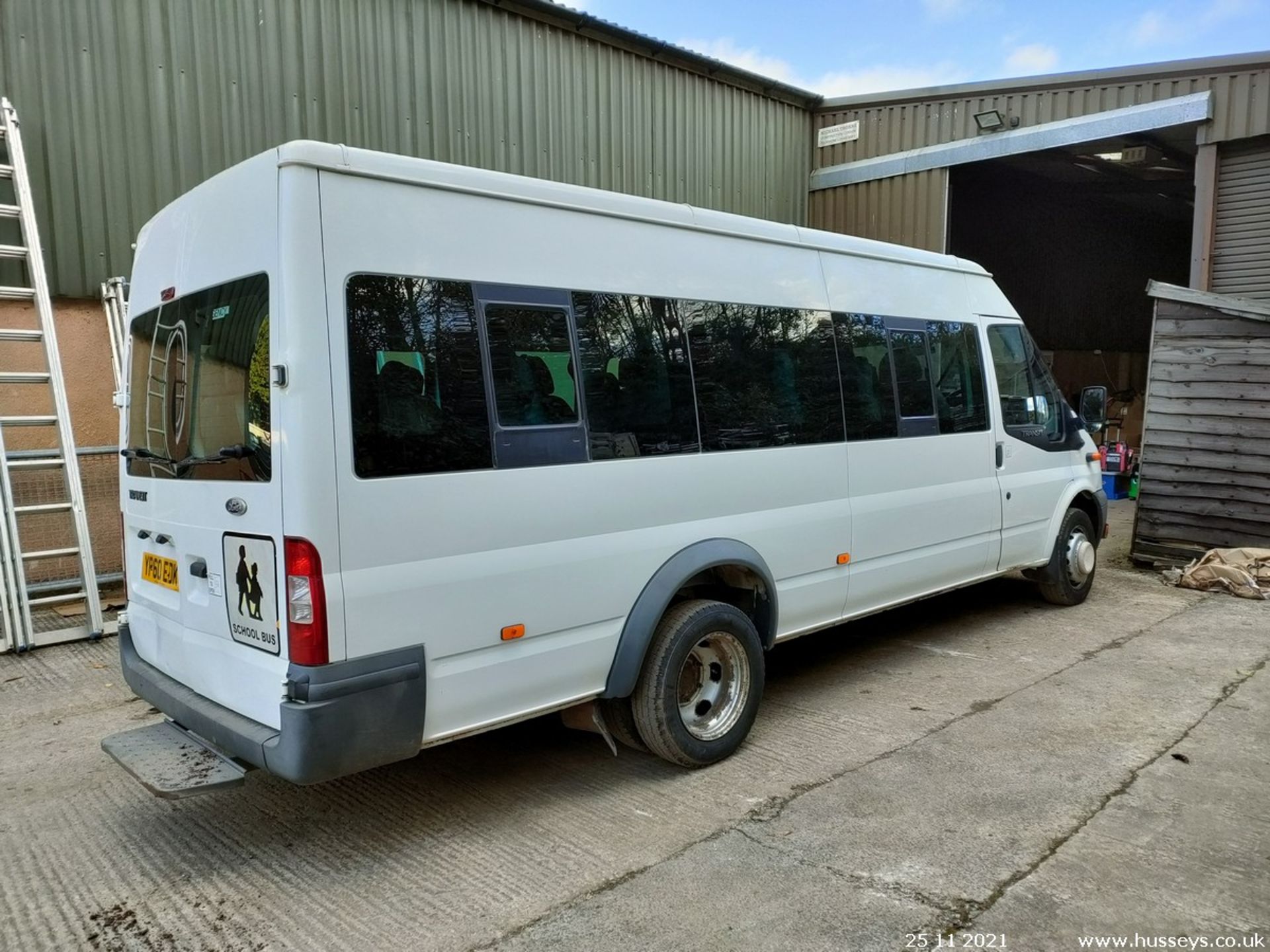 10/60 FORD TRANSIT 115 T430 17S RWD - 2402cc 5dr Minibus (White, 117k) - Image 8 of 19