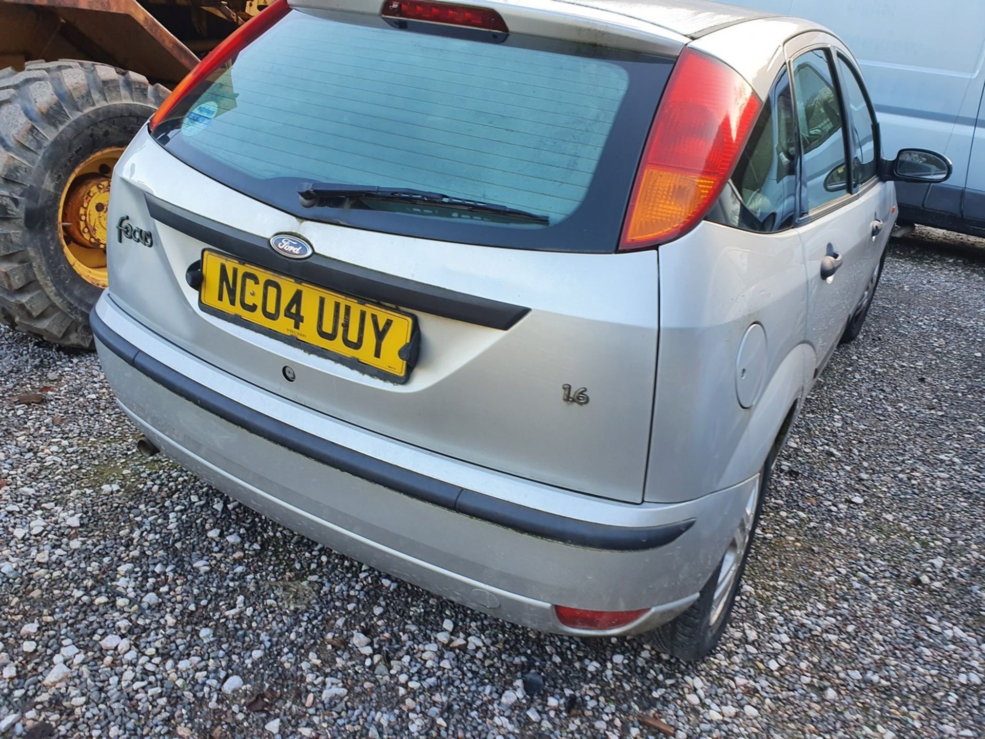 04/04 FORD FOCUS ZETEC AUTO - 1596cc 5dr Hatchback (Silver, 86k) - Image 17 of 39