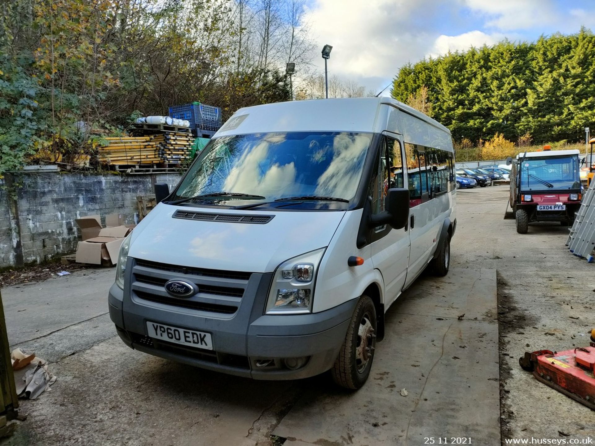 10/60 FORD TRANSIT 115 T430 17S RWD - 2402cc 5dr Minibus (White, 117k) - Image 3 of 19