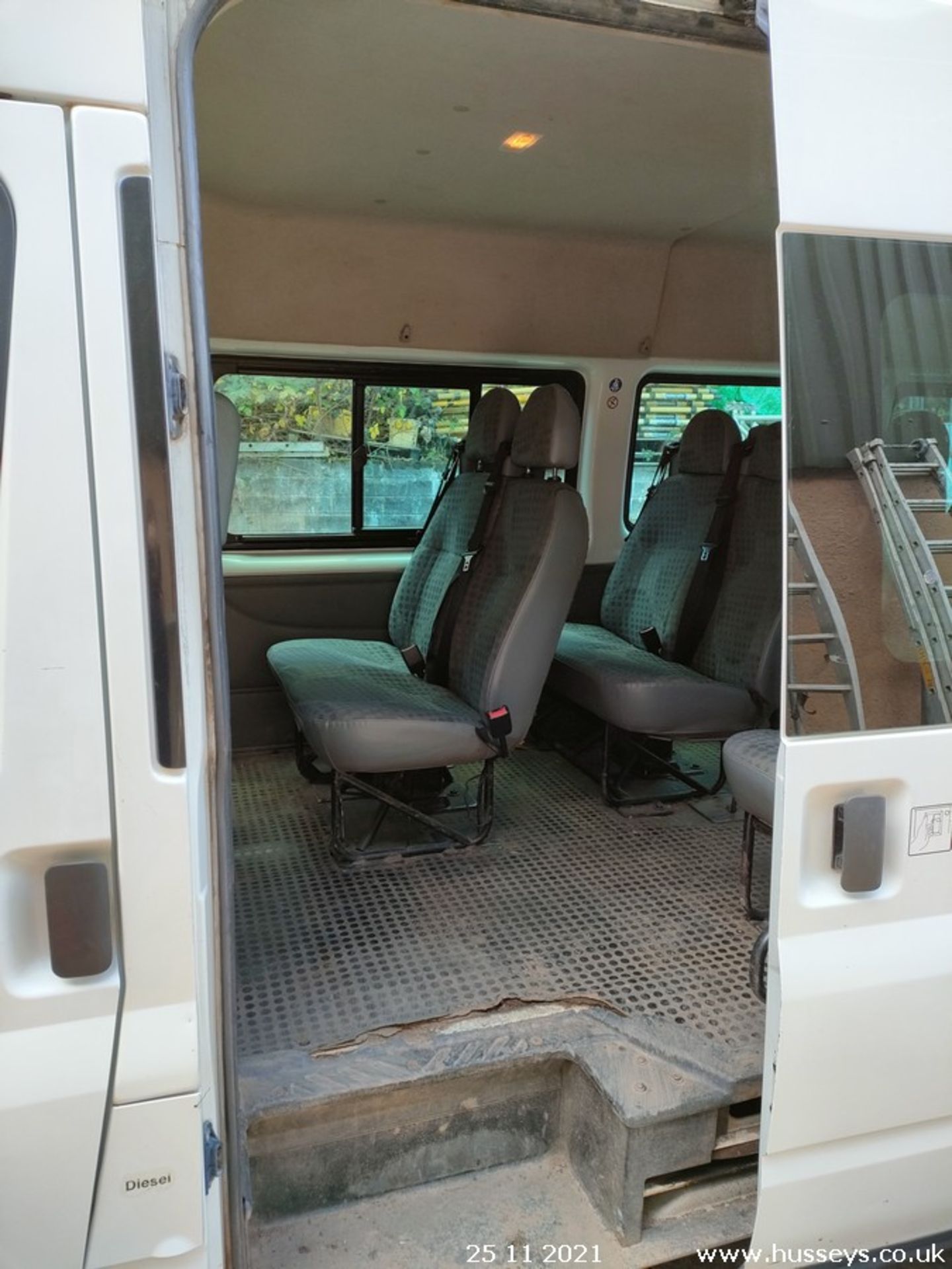 10/60 FORD TRANSIT 115 T430 17S RWD - 2402cc 5dr Minibus (White, 117k) - Image 13 of 19