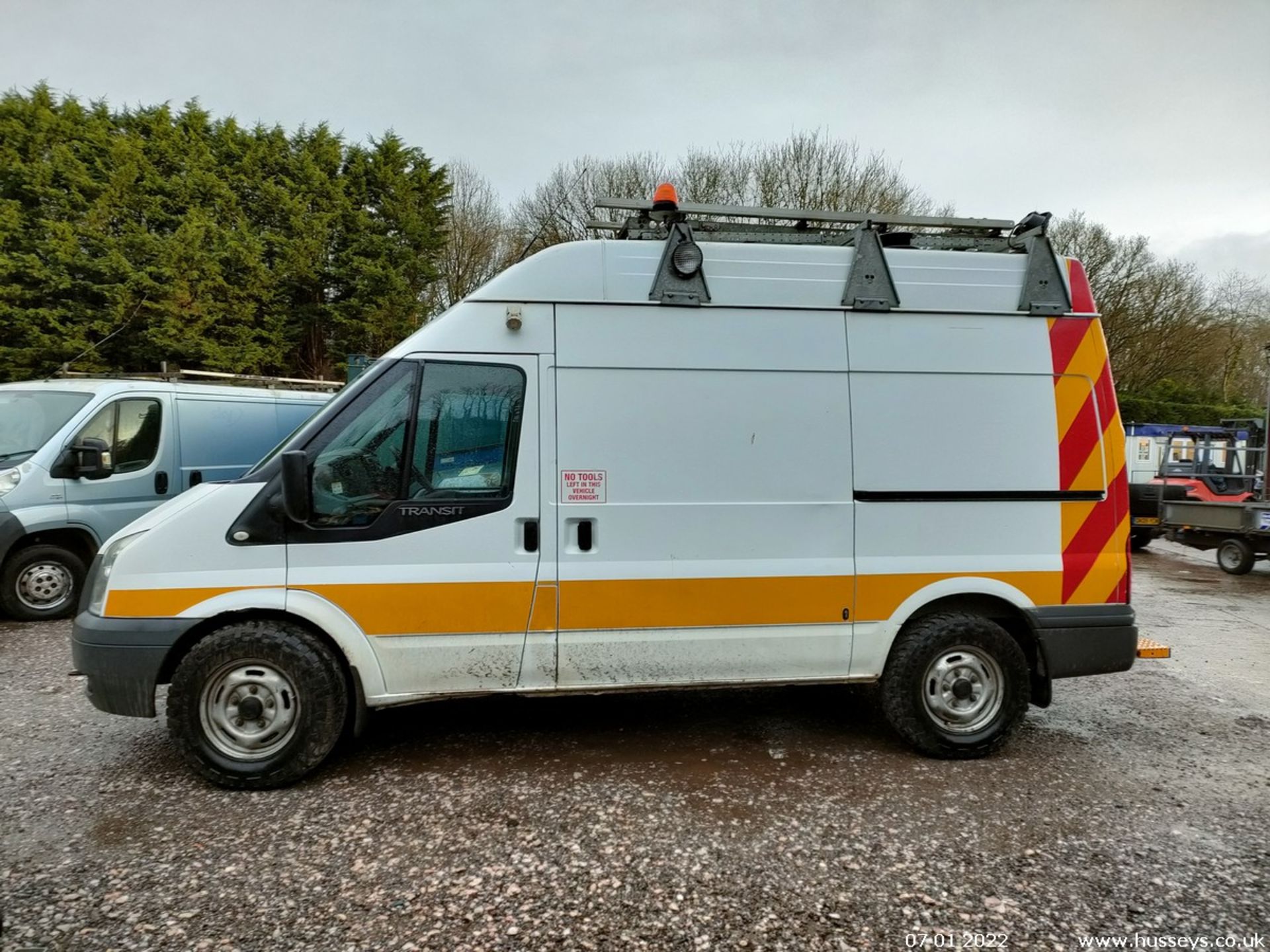 09/59 FORD TRANSIT 140 T350M RWD 4 WHEEL DRIVE - 2402cc 5dr Van (White, 116k) - Image 4 of 31