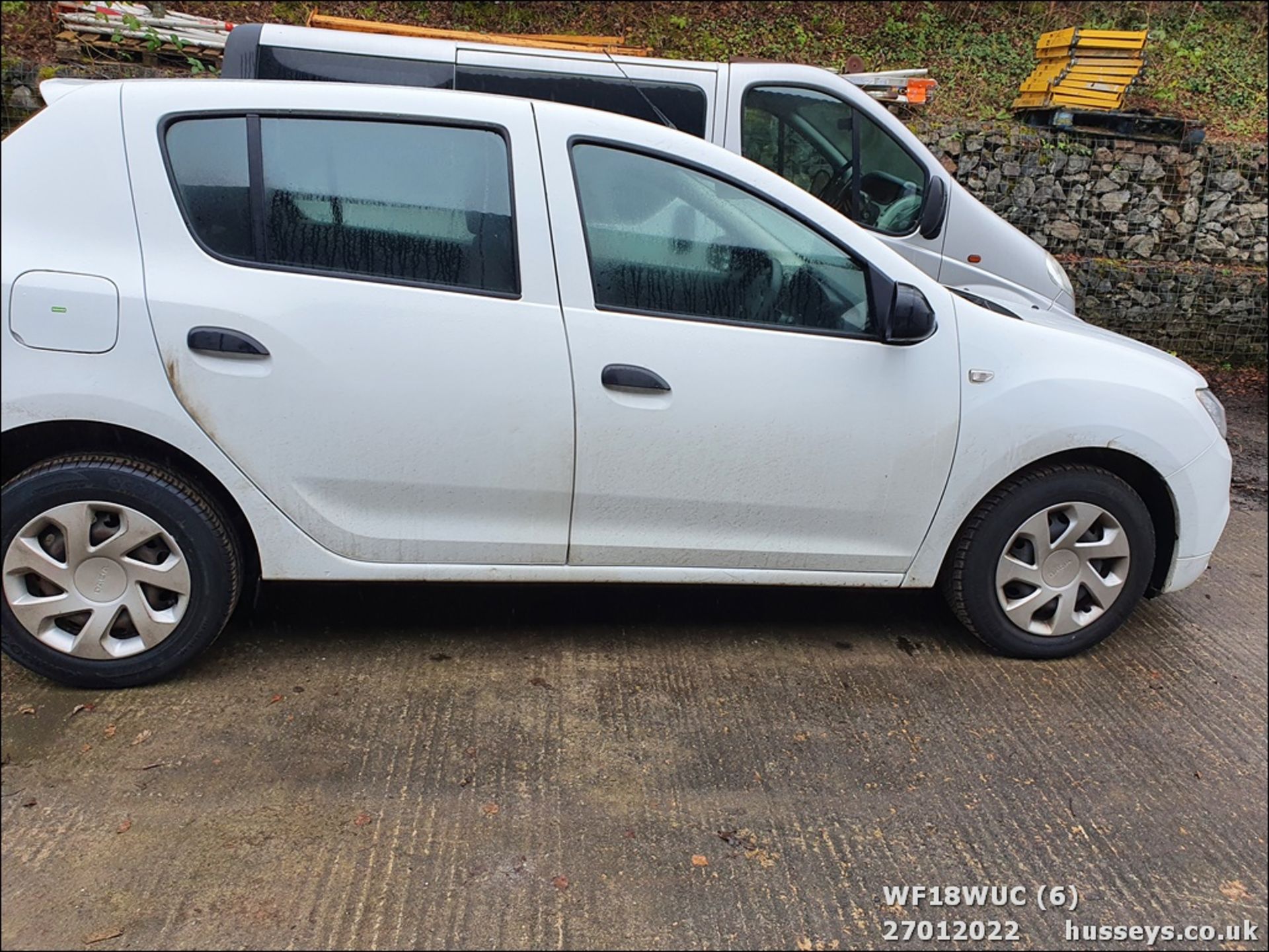 18/18 DACIA SANDERO AMBIANCE SCE - 998cc 5dr Hatchback (White, 49k) - Image 6 of 25