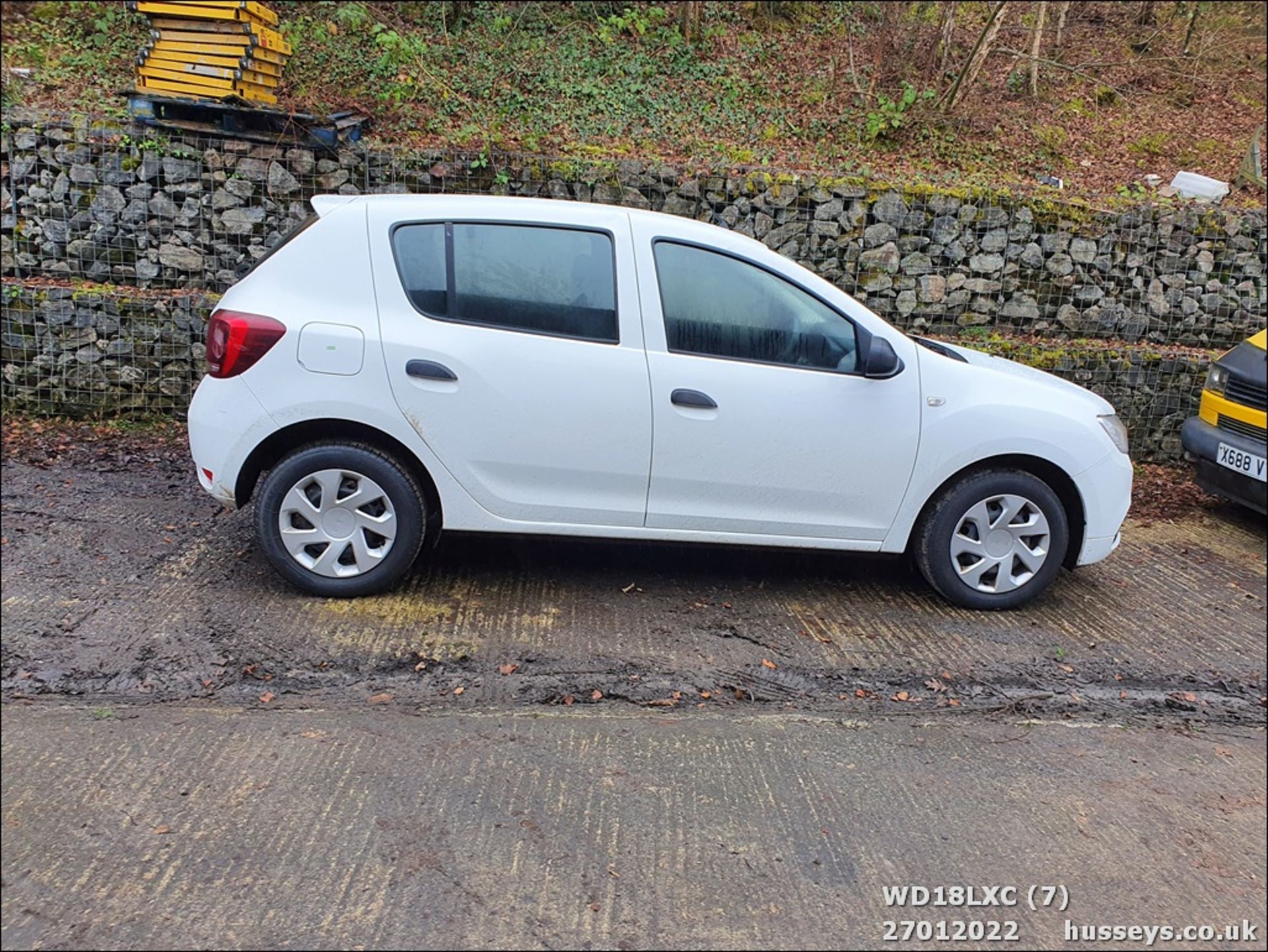 18/18 DACIA SANDERO AMBIANCE SCE - 998cc 5dr Hatchback (White, 83k) - Image 7 of 31