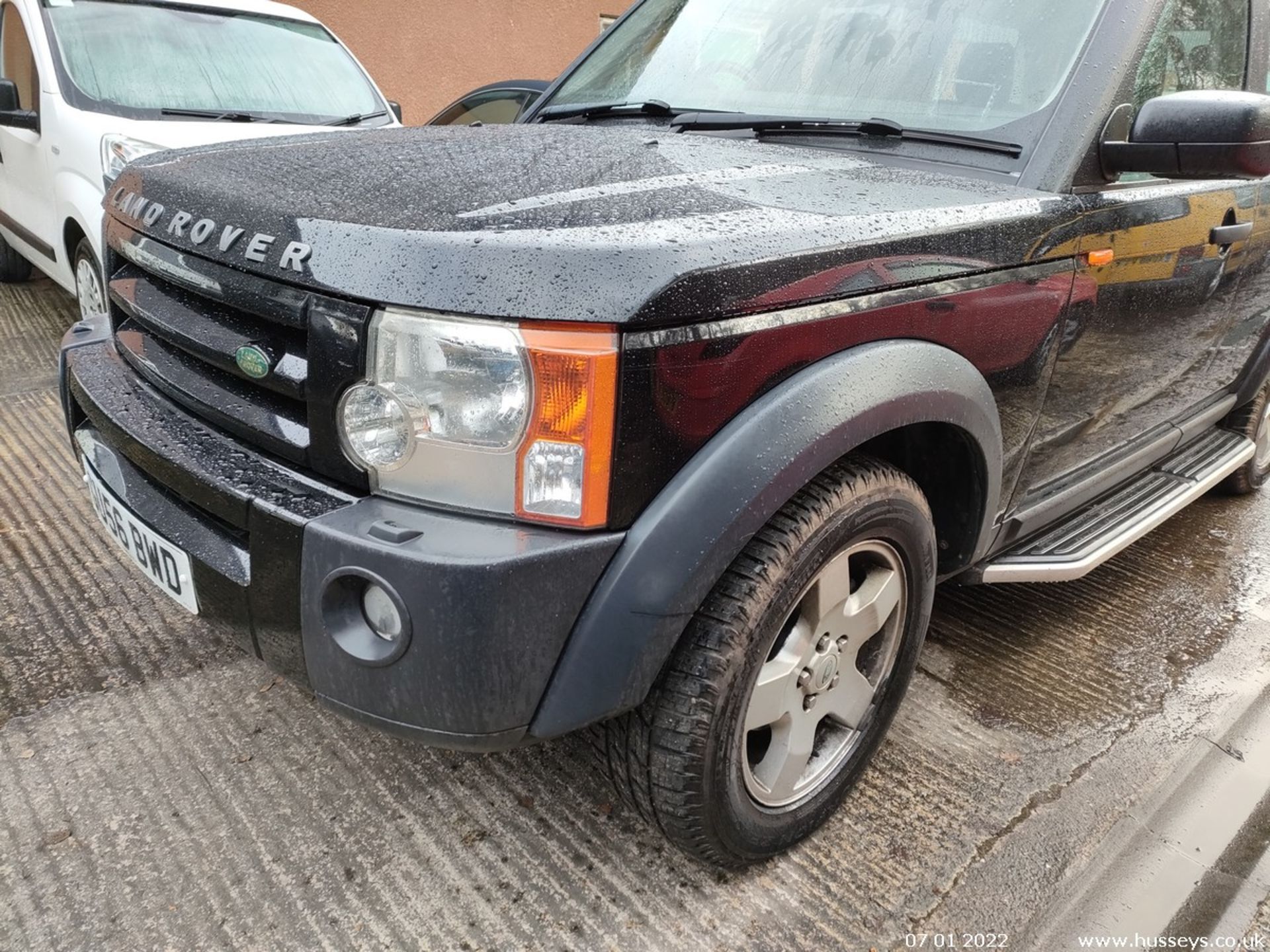 06/56 LAND ROVER DISCOVERY 3 TDV6 S AUTO - 2720cc 5dr Estate (Black, 119k) - Image 5 of 32