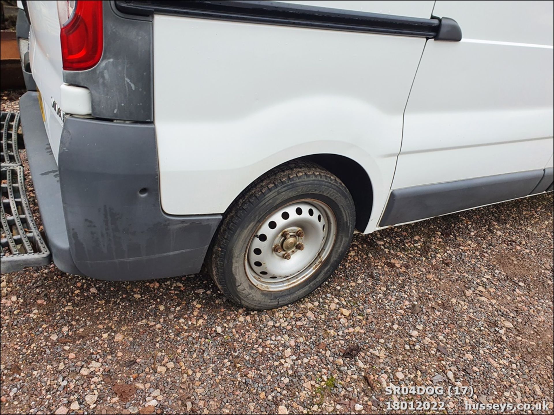 2010 VAUXHALL VIVARO 2900 CDTI SWB - 1995cc Van (White) - Image 18 of 30