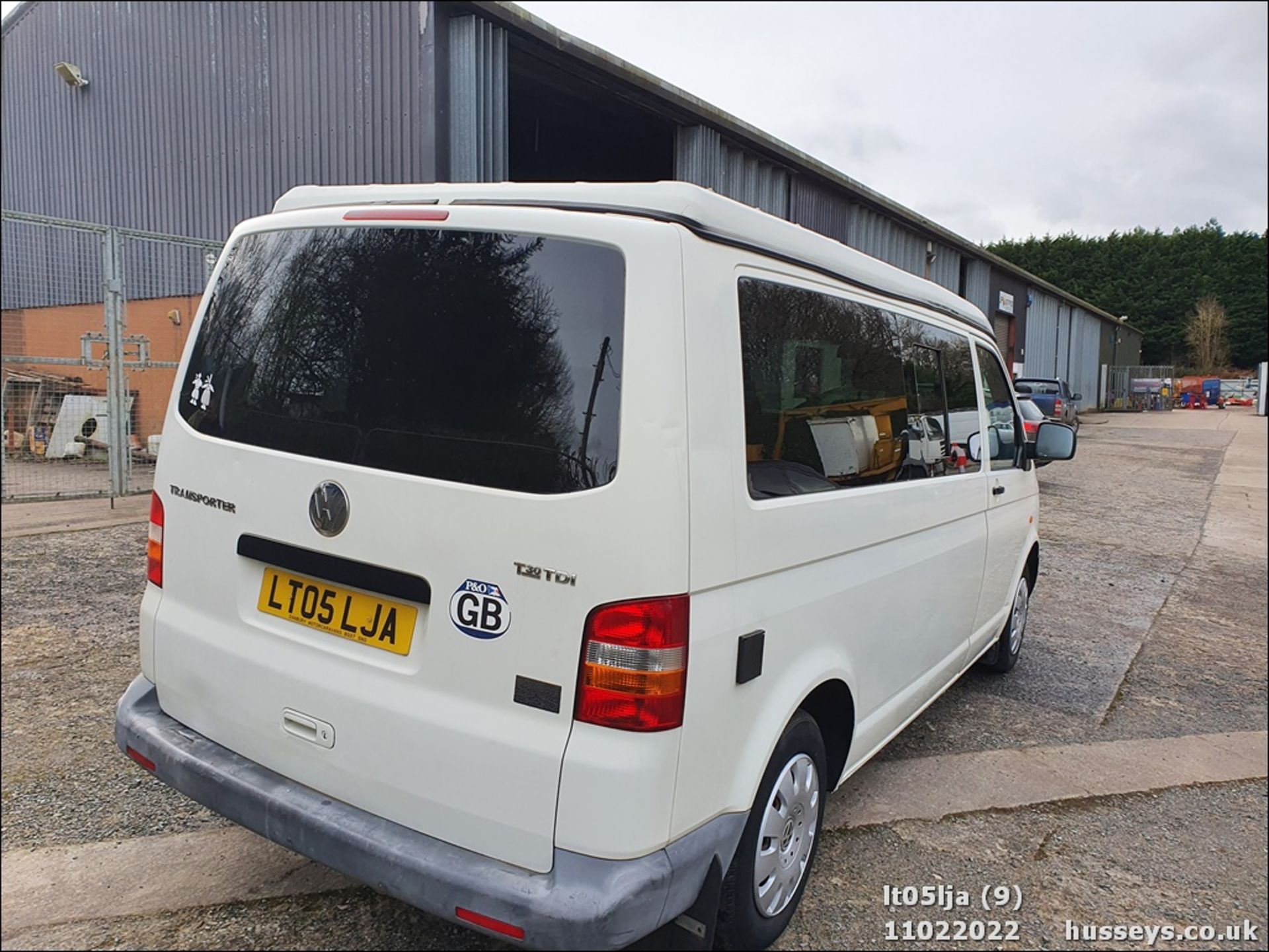 05/05 VOLKSWAGEN TRANSPORTER T30 130 TDI LWB - 2460cc 4dr Van (White, 132k) - Image 10 of 37