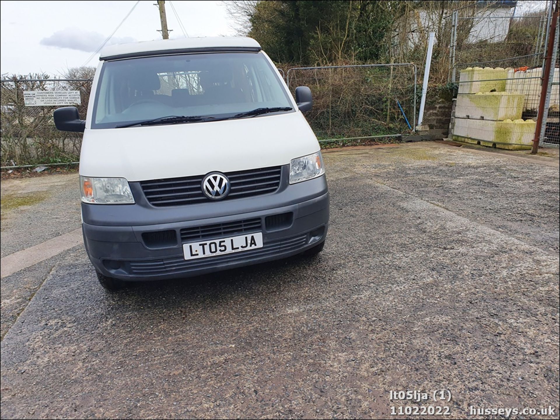 05/05 VOLKSWAGEN TRANSPORTER T30 130 TDI LWB - 2460cc 4dr Van (White, 132k) - Image 16 of 37