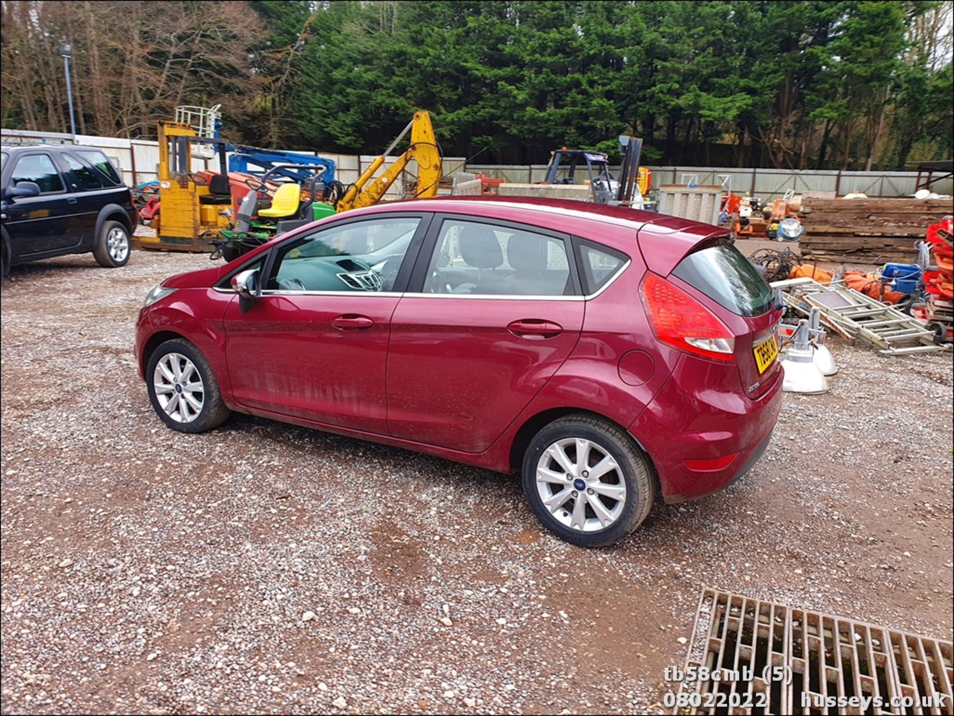 08/58 FORD FIESTA ZETEC 96 - 1388cc 5dr Hatchback (Red, 101k) - Image 6 of 26