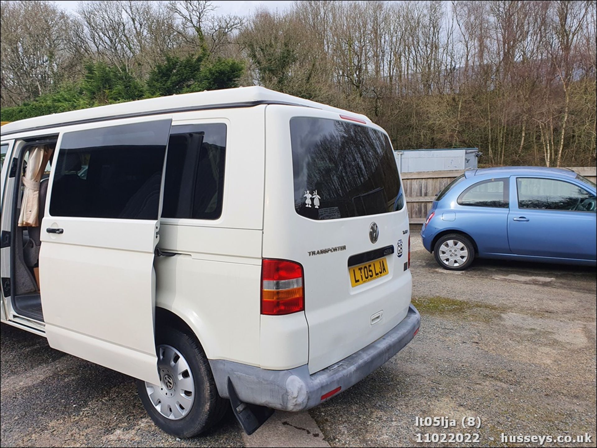 05/05 VOLKSWAGEN TRANSPORTER T30 130 TDI LWB - 2460cc 4dr Van (White, 132k) - Image 9 of 37