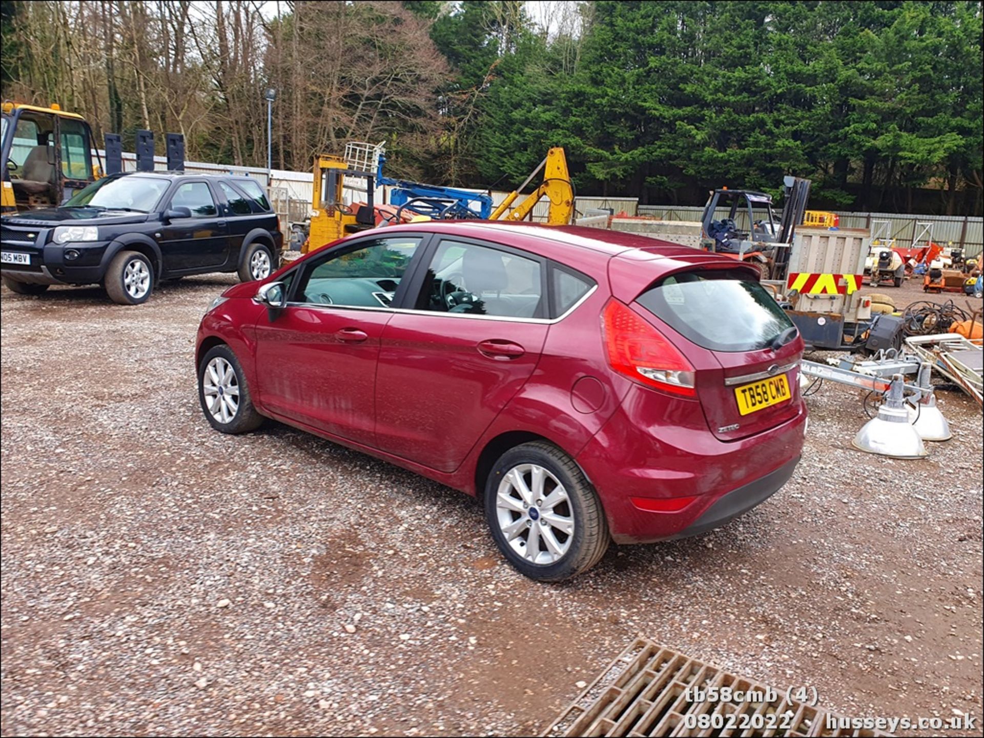 08/58 FORD FIESTA ZETEC 96 - 1388cc 5dr Hatchback (Red, 101k) - Image 5 of 26