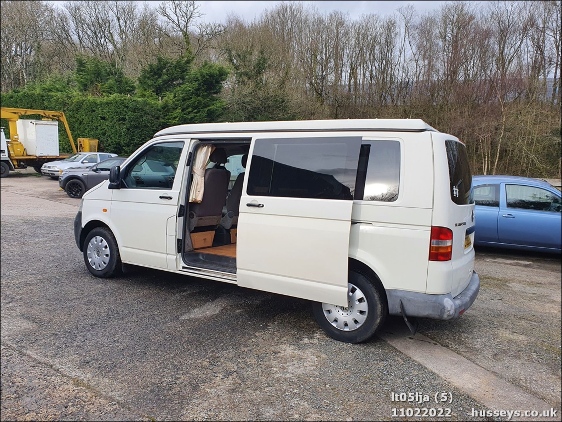 05/05 VOLKSWAGEN TRANSPORTER T30 130 TDI LWB - 2460cc 4dr Van (White, 132k) - Image 6 of 37