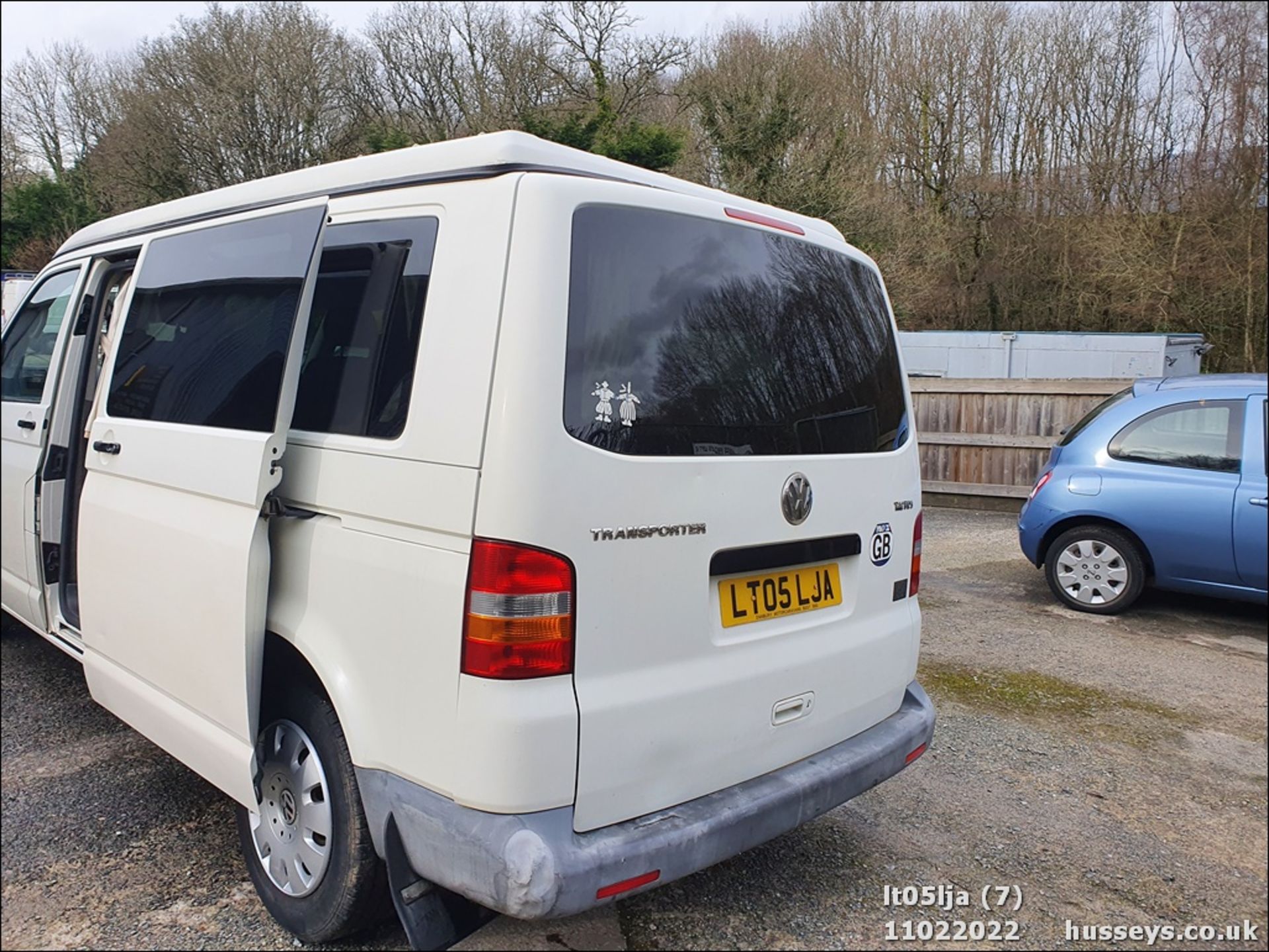 05/05 VOLKSWAGEN TRANSPORTER T30 130 TDI LWB - 2460cc 4dr Van (White, 132k) - Image 8 of 37