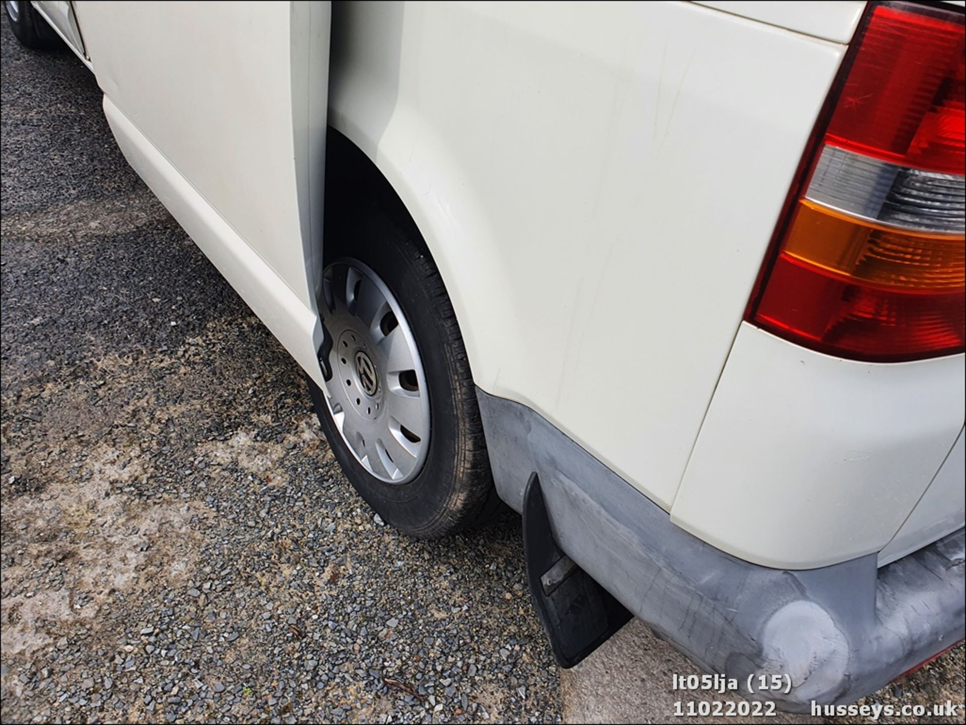 05/05 VOLKSWAGEN TRANSPORTER T30 130 TDI LWB - 2460cc 4dr Van (White, 132k) - Image 17 of 37