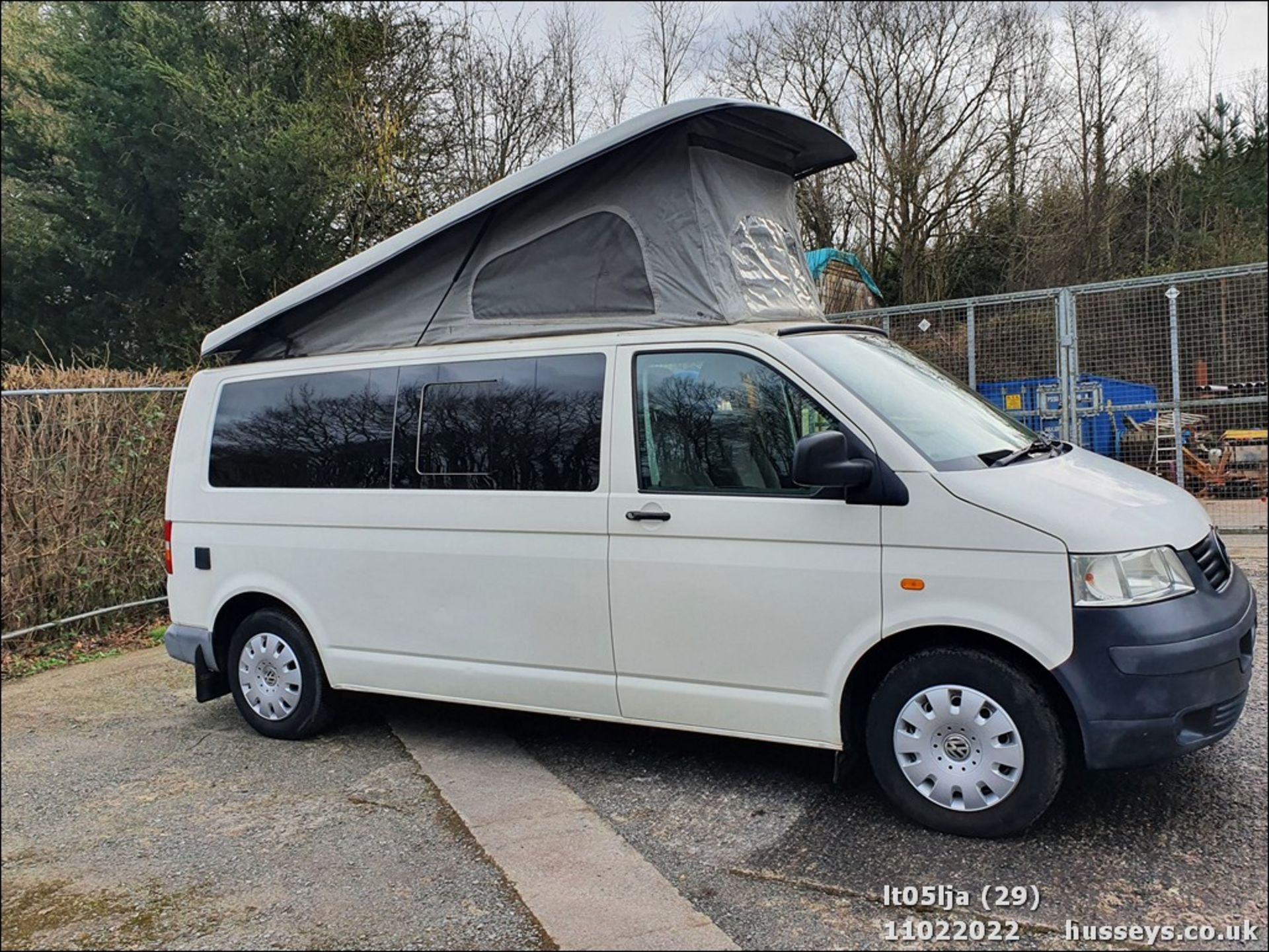 05/05 VOLKSWAGEN TRANSPORTER T30 130 TDI LWB - 2460cc 4dr Van (White, 132k) - Image 2 of 37