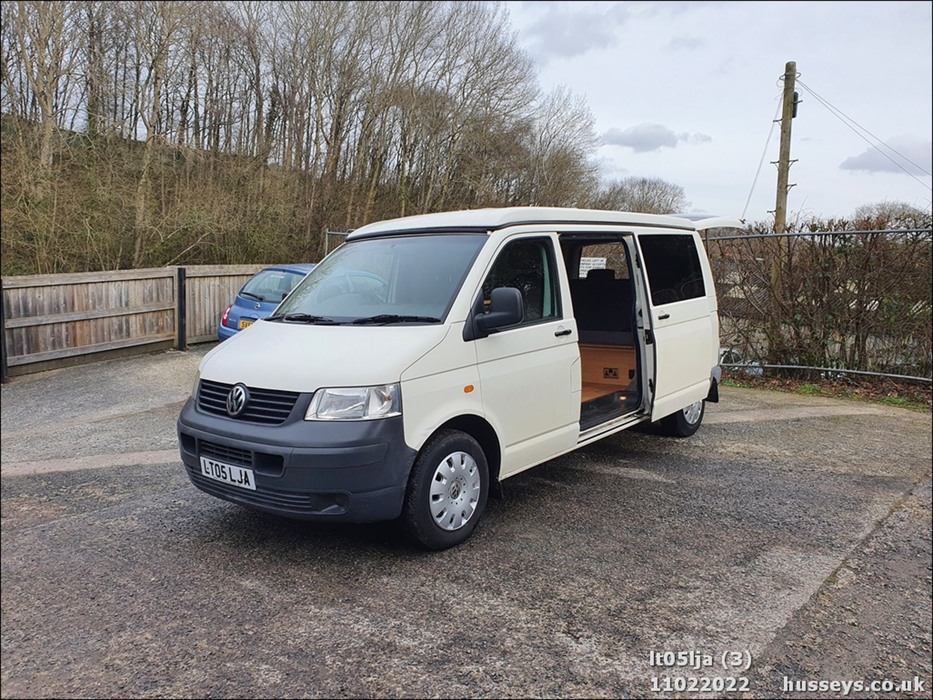 05/05 VOLKSWAGEN TRANSPORTER T30 130 TDI LWB - 2460cc 4dr Van (White, 132k) - Image 4 of 37