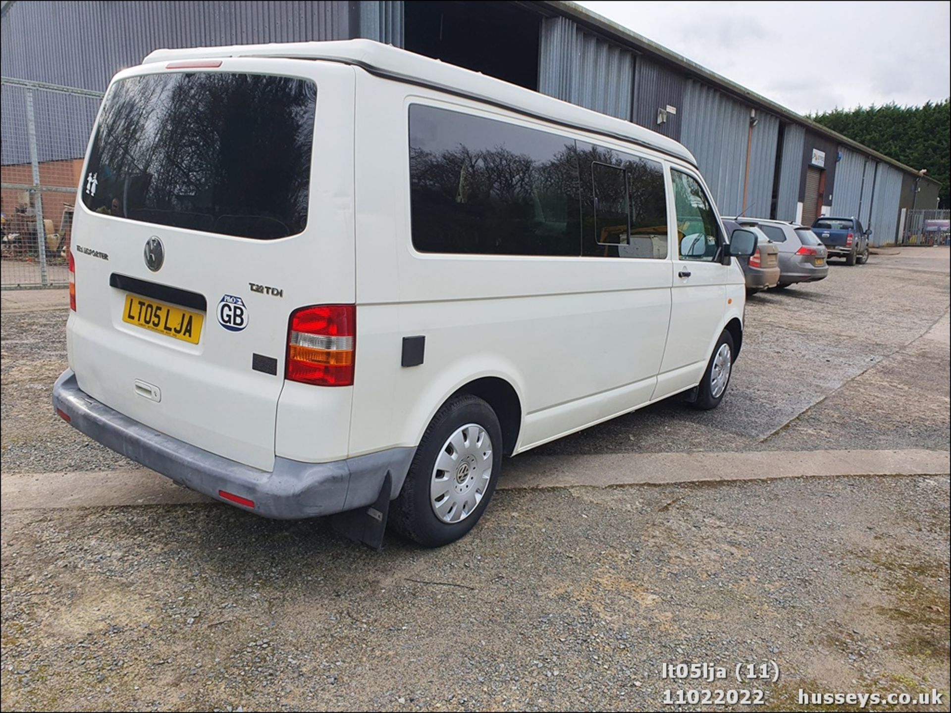 05/05 VOLKSWAGEN TRANSPORTER T30 130 TDI LWB - 2460cc 4dr Van (White, 132k) - Image 12 of 37